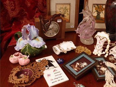 Miscellanea di curiosità decorative, dipinti a olio su tela e oggetti da arredo