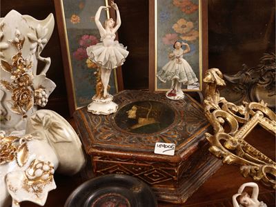 Curiosità d’epoca, porcellana policroma, dipinti a olio su tavola e scatola portagioie