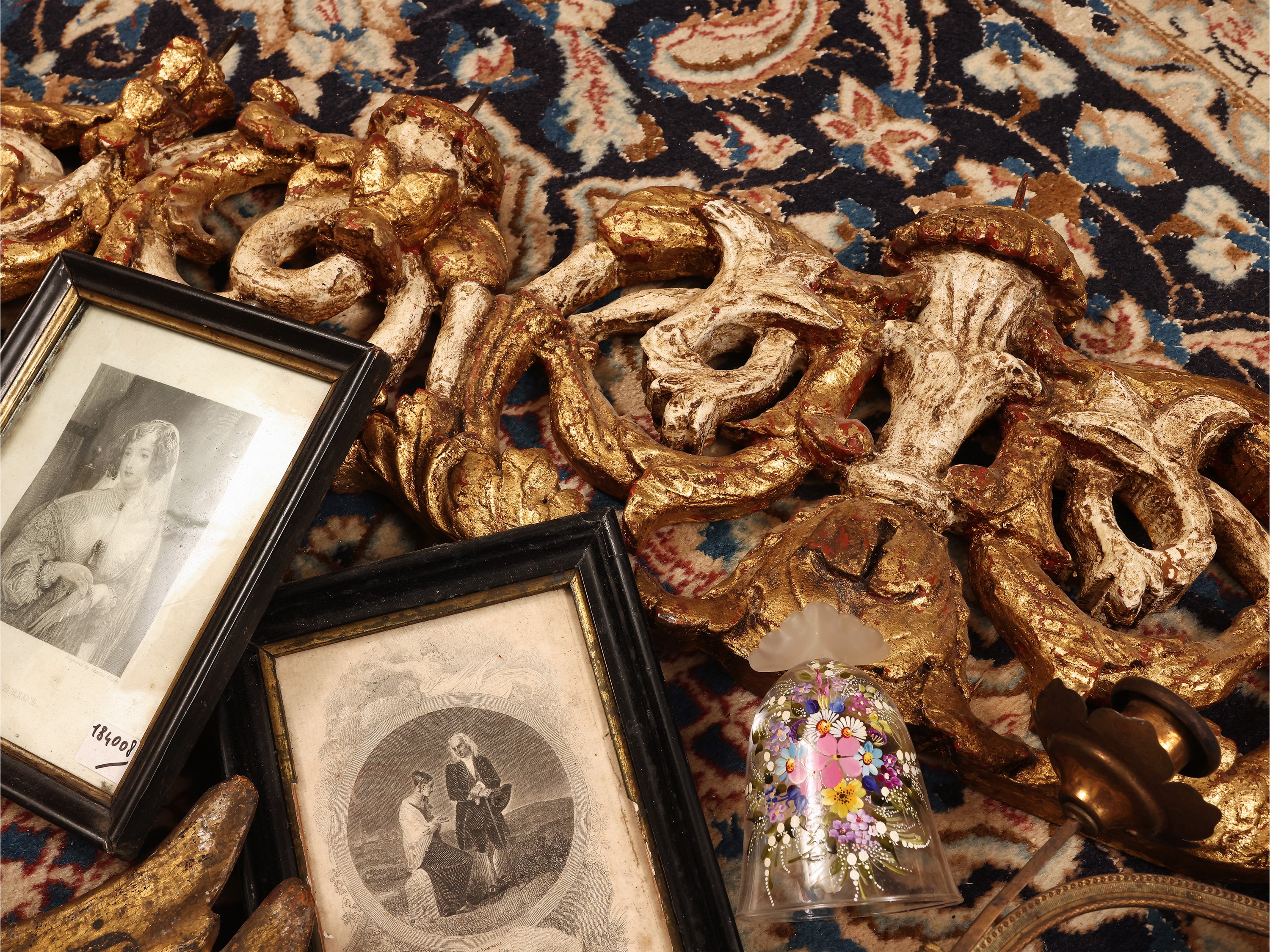 Accessori d’epoca, reggilibri intarsiato e oggetti in metallo e cornici (XIX/XX secolo)