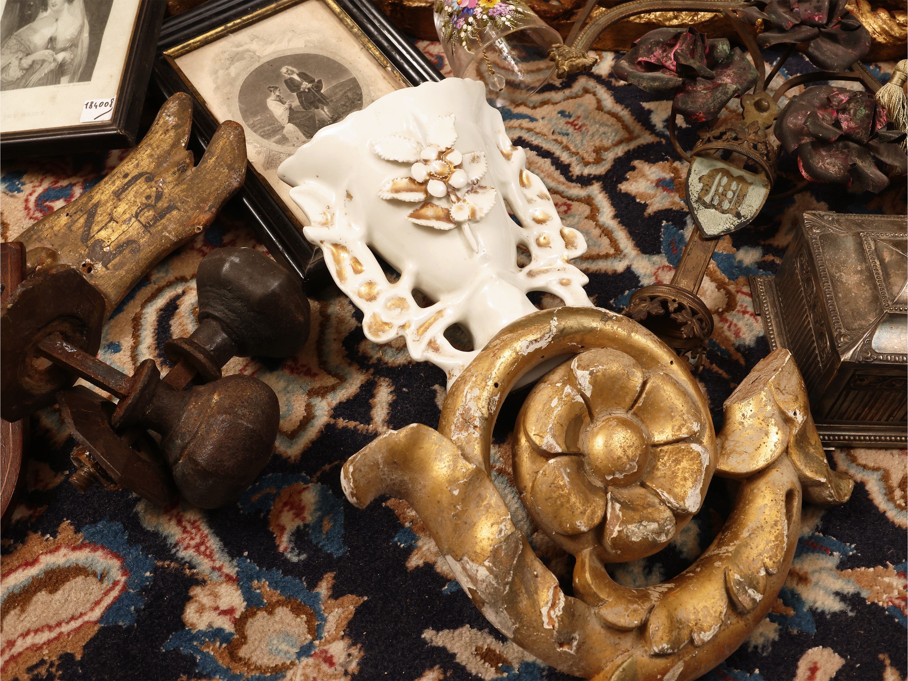 Accessori d’epoca, reggilibri intarsiato e oggetti in metallo e cornici (XIX/XX secolo)