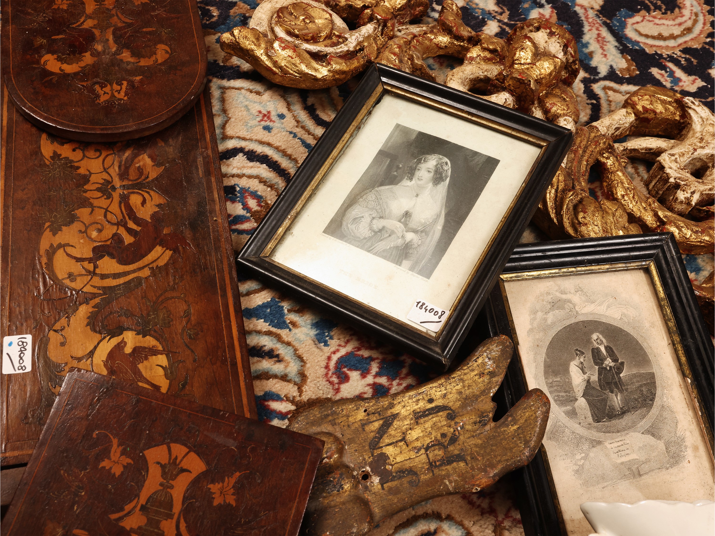Accessori d’epoca, reggilibri intarsiato e oggetti in metallo e cornici (XIX/XX secolo)