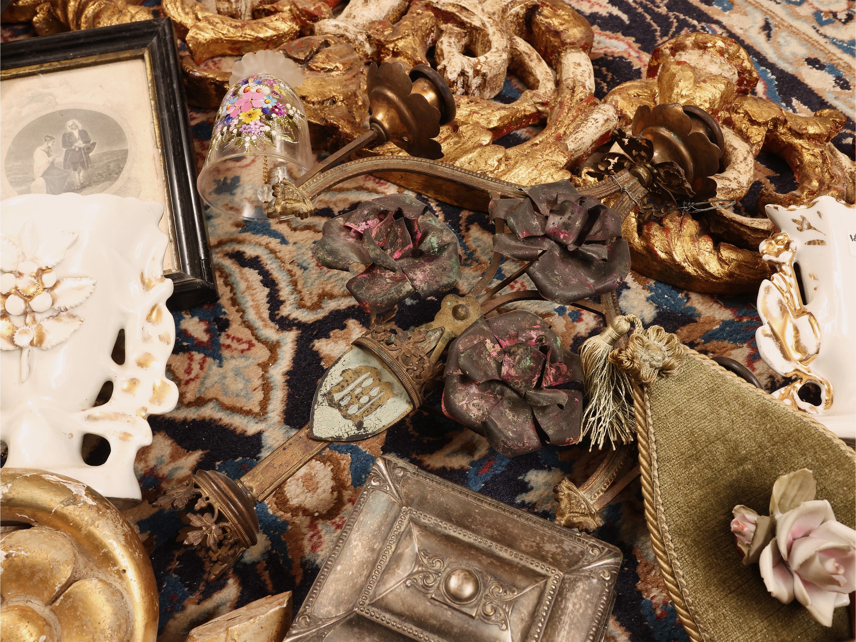 Accessori d’epoca, reggilibri intarsiato e oggetti in metallo e cornici (XIX/XX secolo)