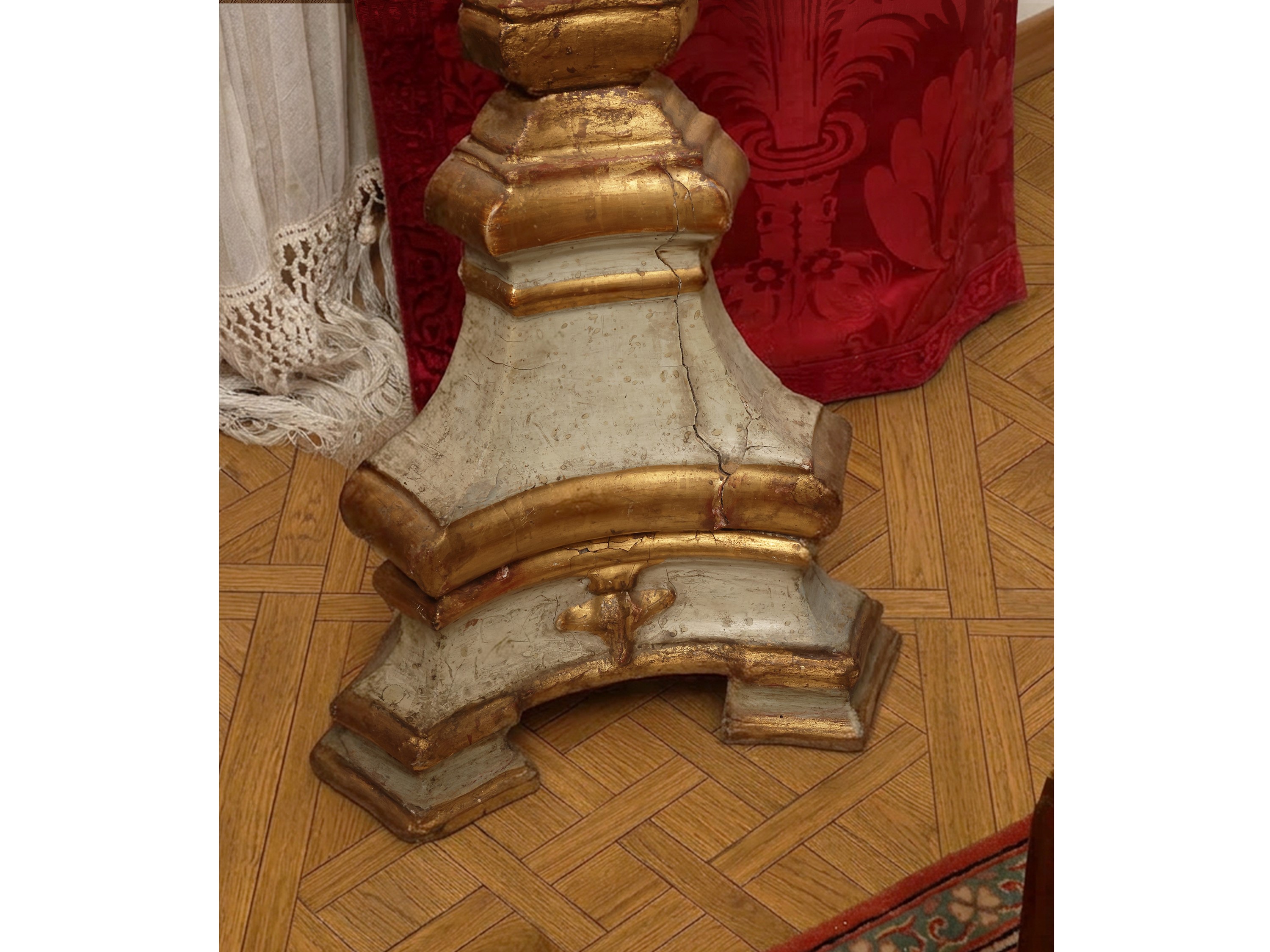 Torciera da terra, legno dorato e laccato bianco, XVIII/XIX secolo
