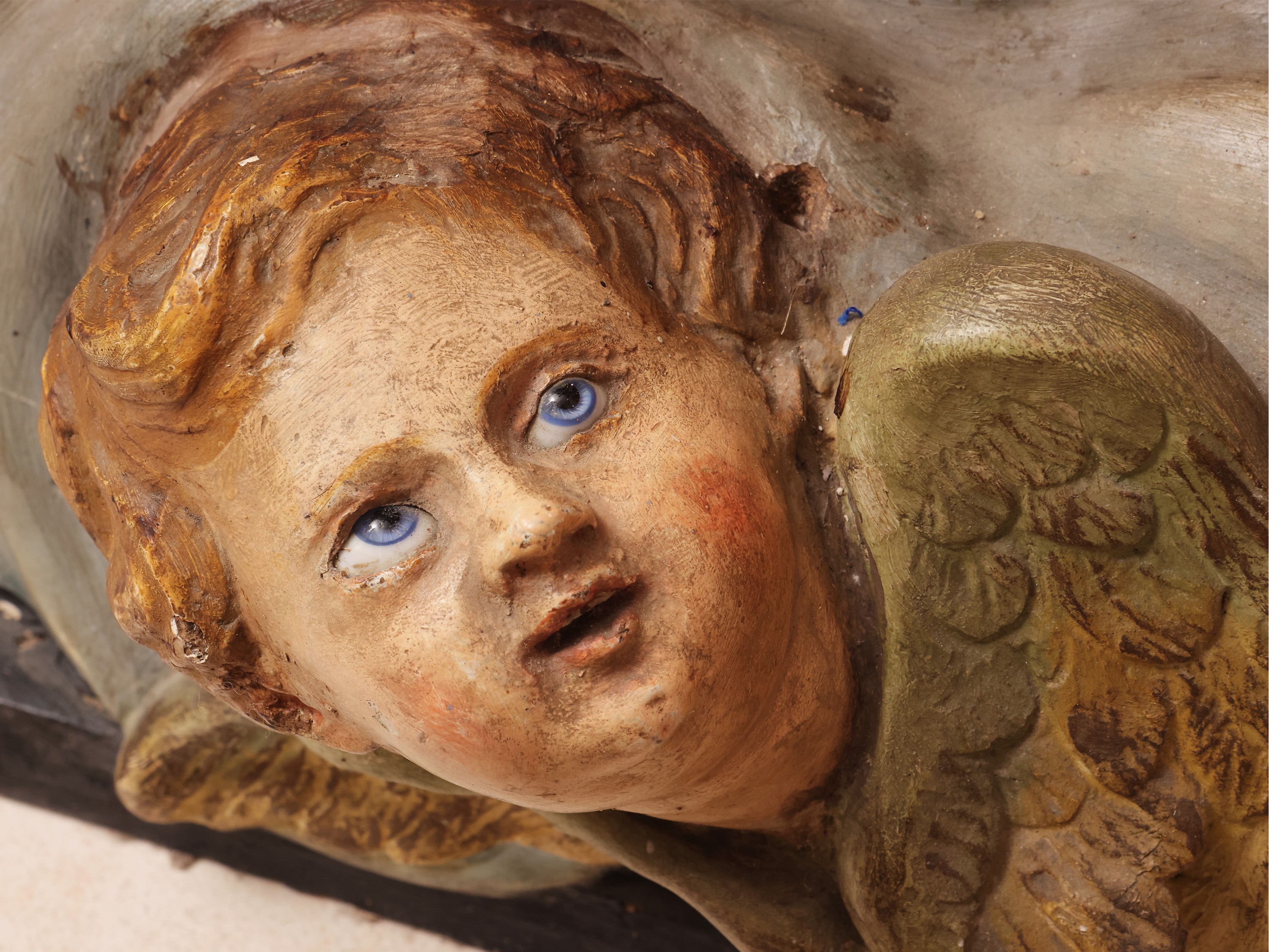 Scuola Francese del XIX Secolo - Madonna con Bambino, scultura in cartapesta policroma e oro