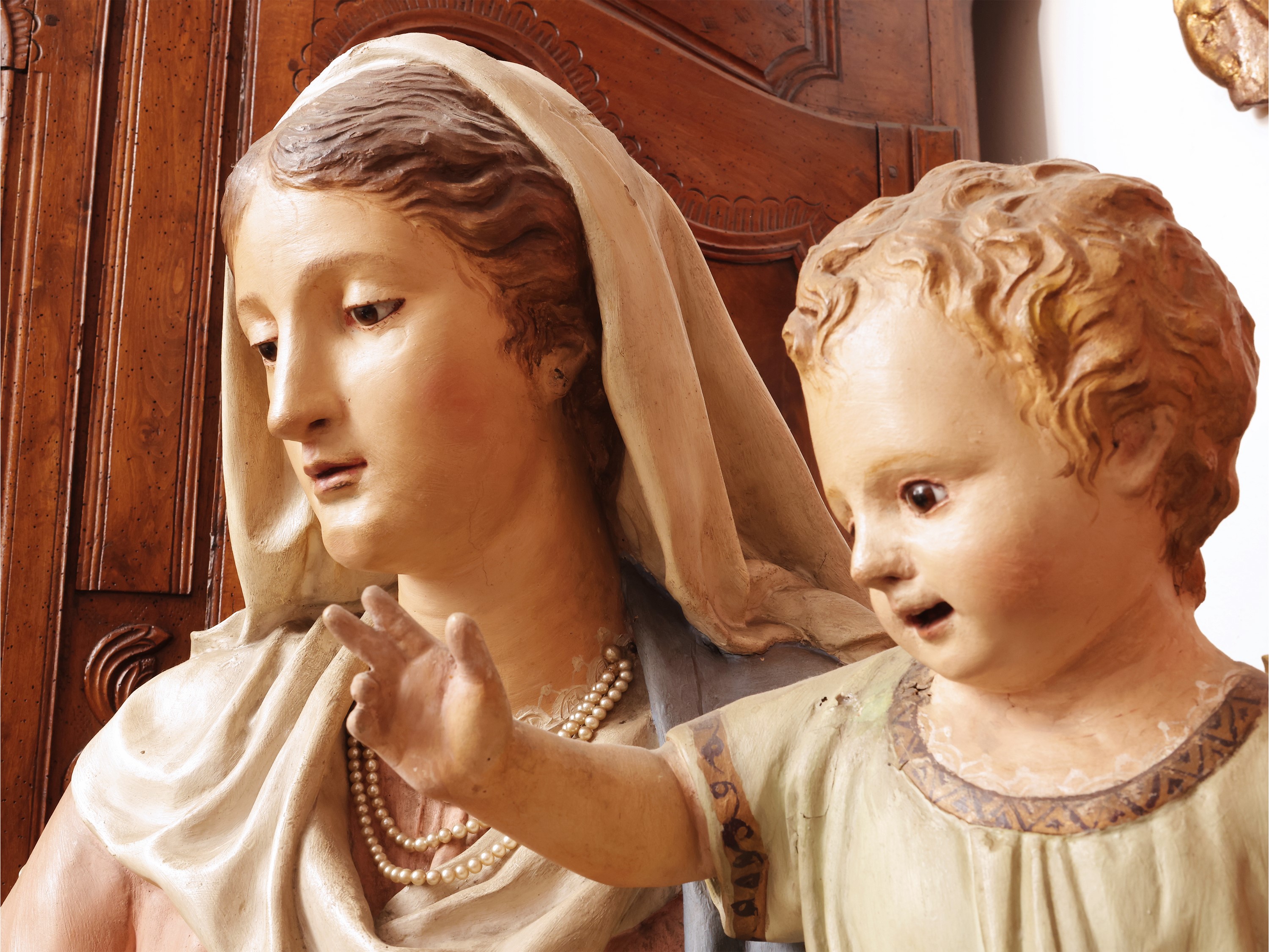 Scuola Francese del XIX Secolo - Madonna con Bambino, scultura in cartapesta policroma e oro