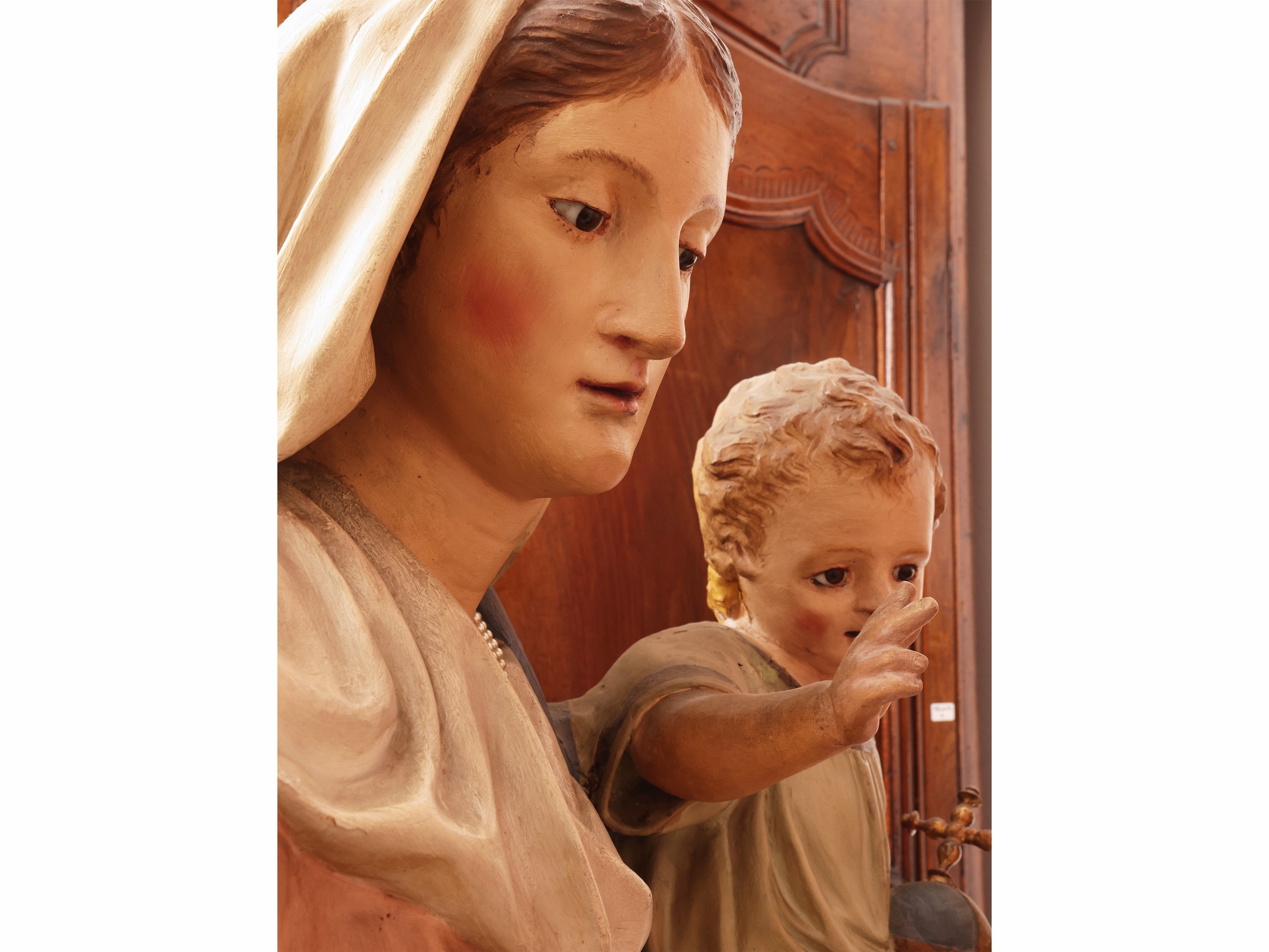 Scuola Francese del XIX Secolo - Madonna con Bambino, scultura in cartapesta policroma e oro