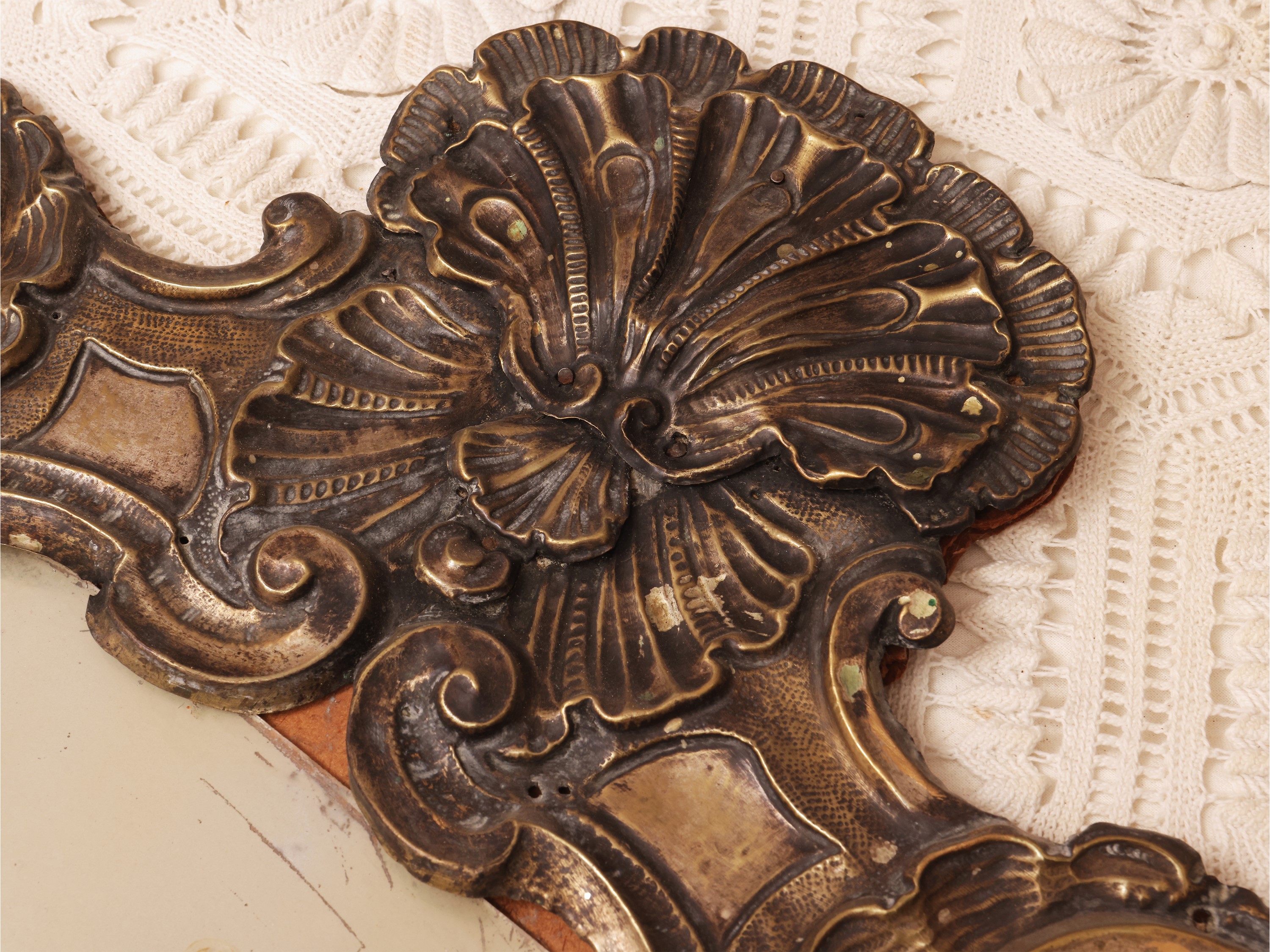 Specchiera, cornice in lamina argentata, XIX secolo