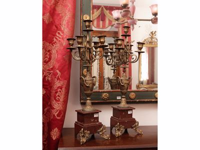 Coppia di grandi candelabri, metallo dorato, XX secolo