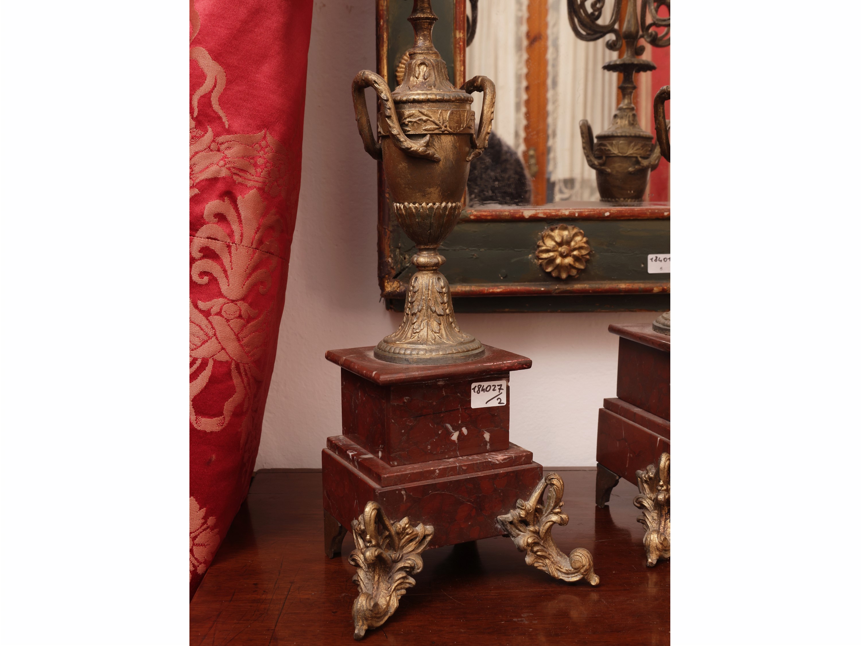 Coppia di grandi candelabri, metallo dorato, XX secolo