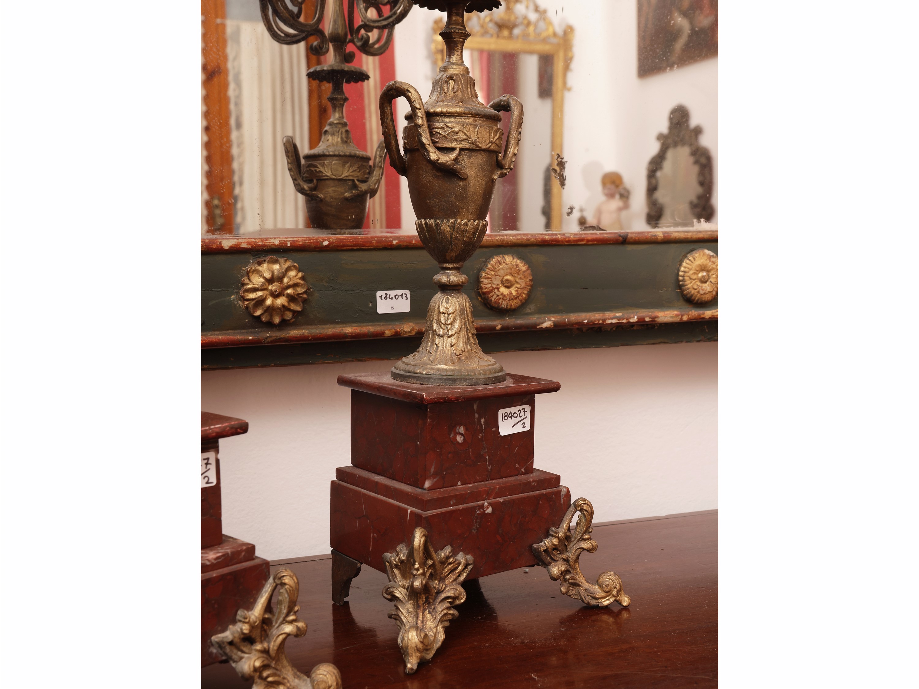 Coppia di grandi candelabri, metallo dorato, XX secolo