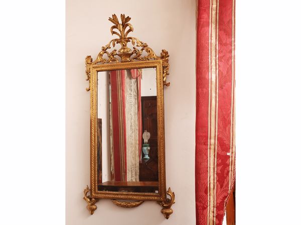 Specchiera con cornice in legno intagliato e dorato