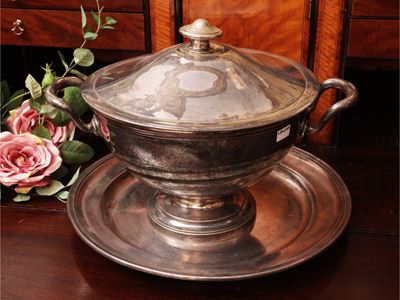 ZuPPièra da portata in metallo argentato, cesellata con monogramma, con vassoio abbinato (in pend...