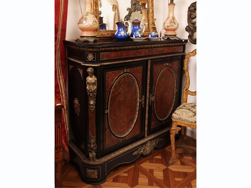 Credenza in stile Boulle, intarsio in ottone su lacca rossa con piano in marmo nero