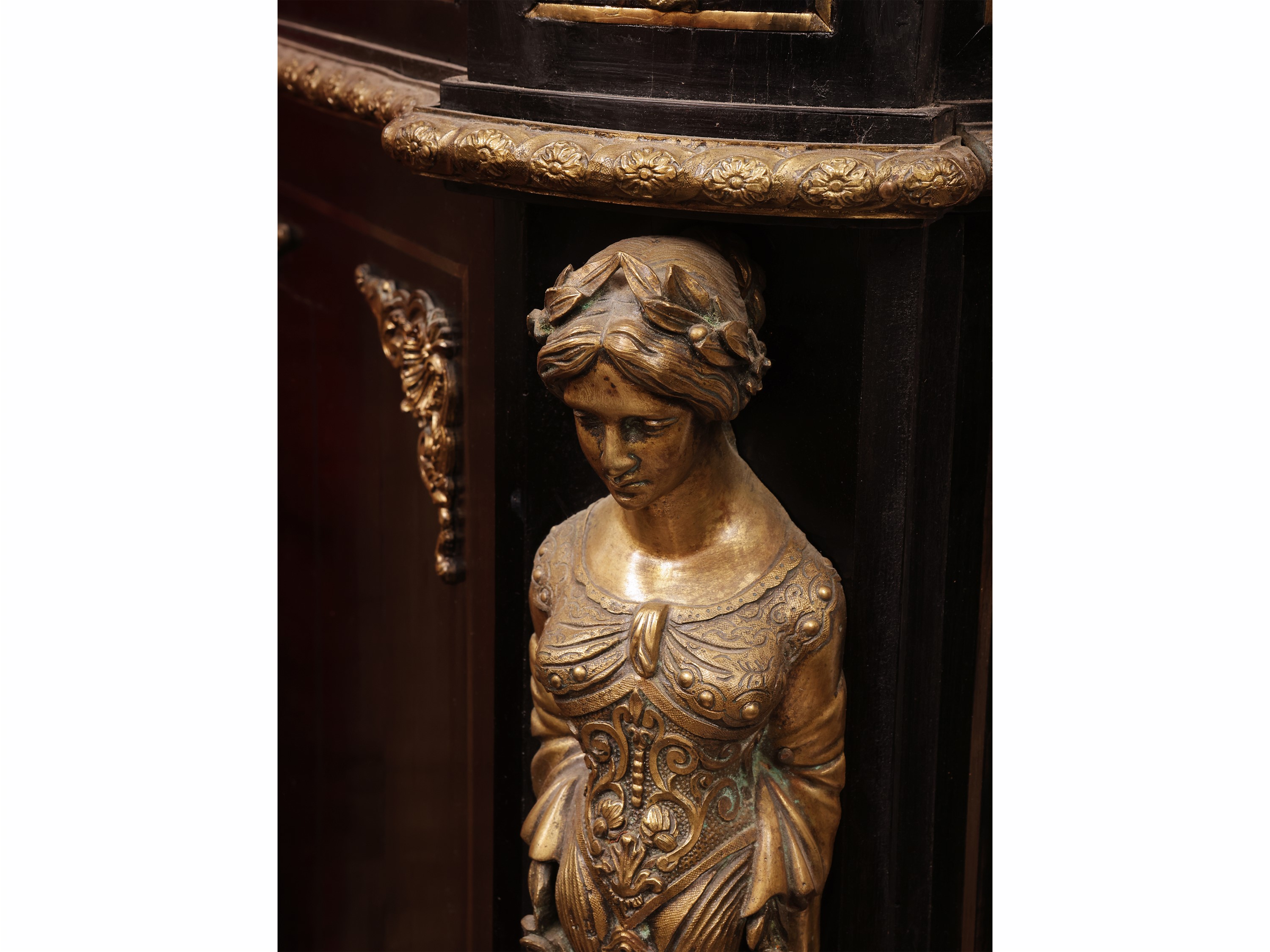 Credenza in stile Boulle, intarsio in ottone su lacca rossa con piano in marmo nero