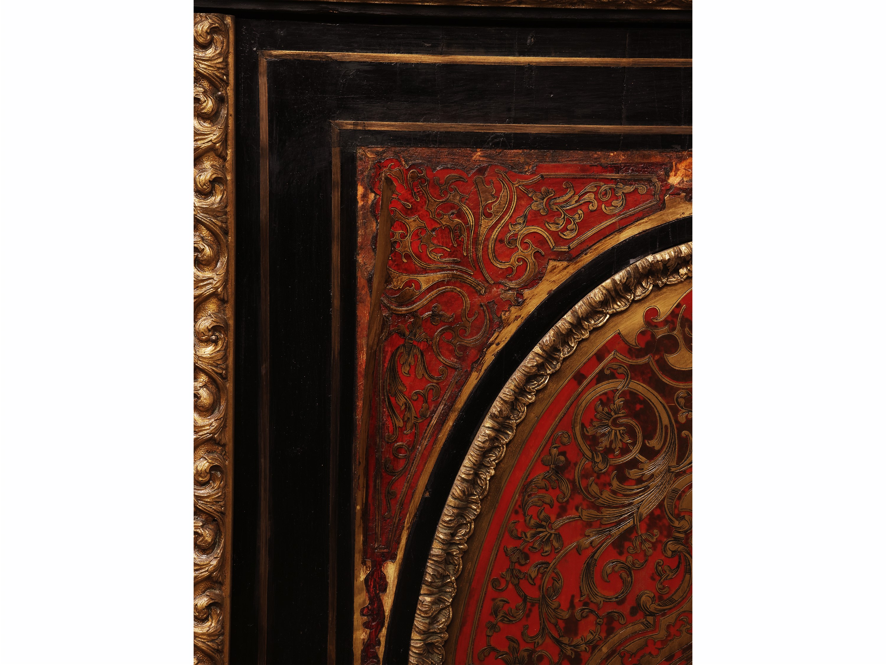 Credenza in stile Boulle, intarsio in ottone su lacca rossa con piano in marmo nero