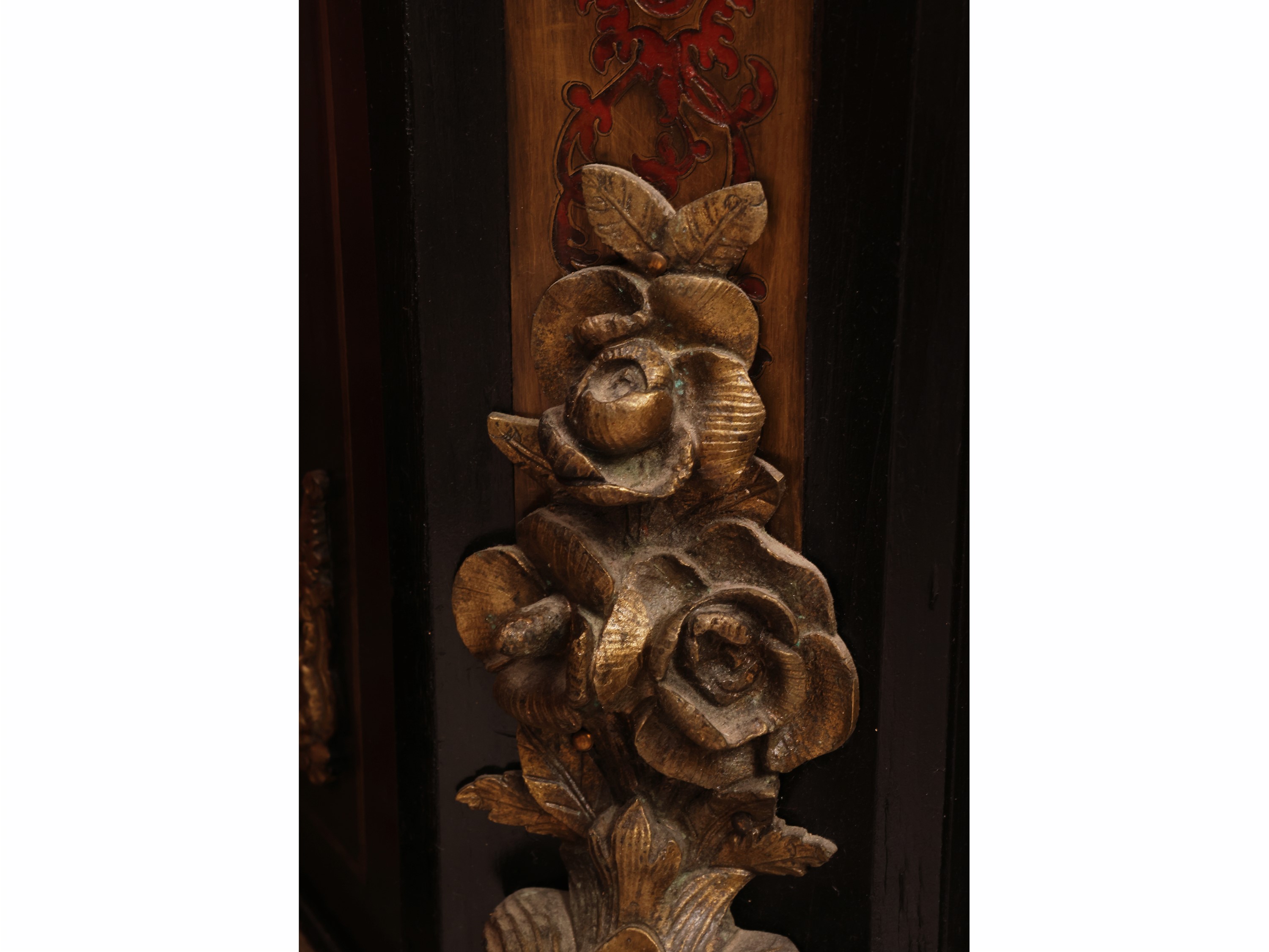 Credenza in stile Boulle, intarsio in ottone su lacca rossa con piano in marmo nero