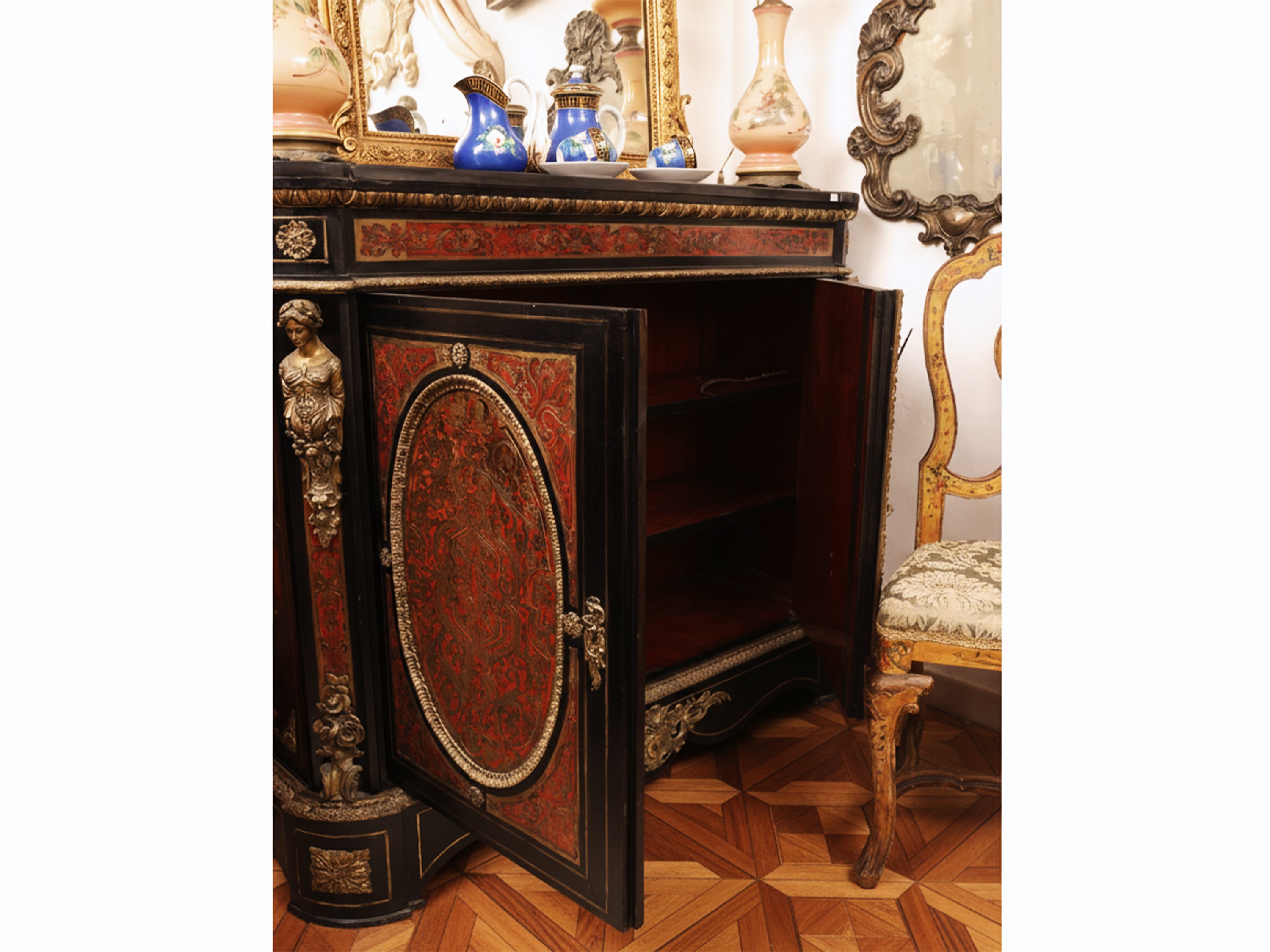 Credenza in stile Boulle, intarsio in ottone su lacca rossa con piano in marmo nero