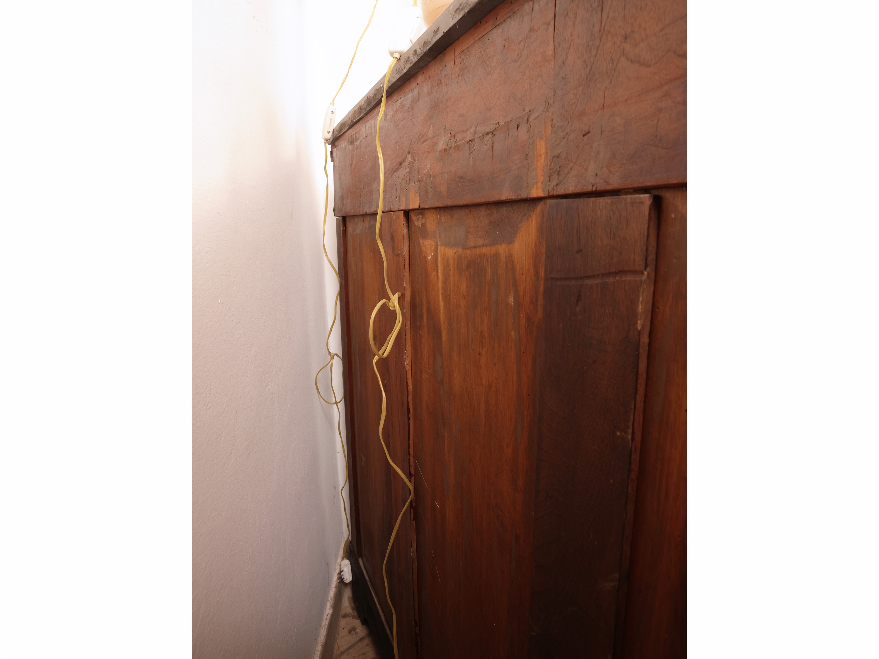 Credenza in stile Boulle, intarsio in ottone su lacca rossa con piano in marmo nero