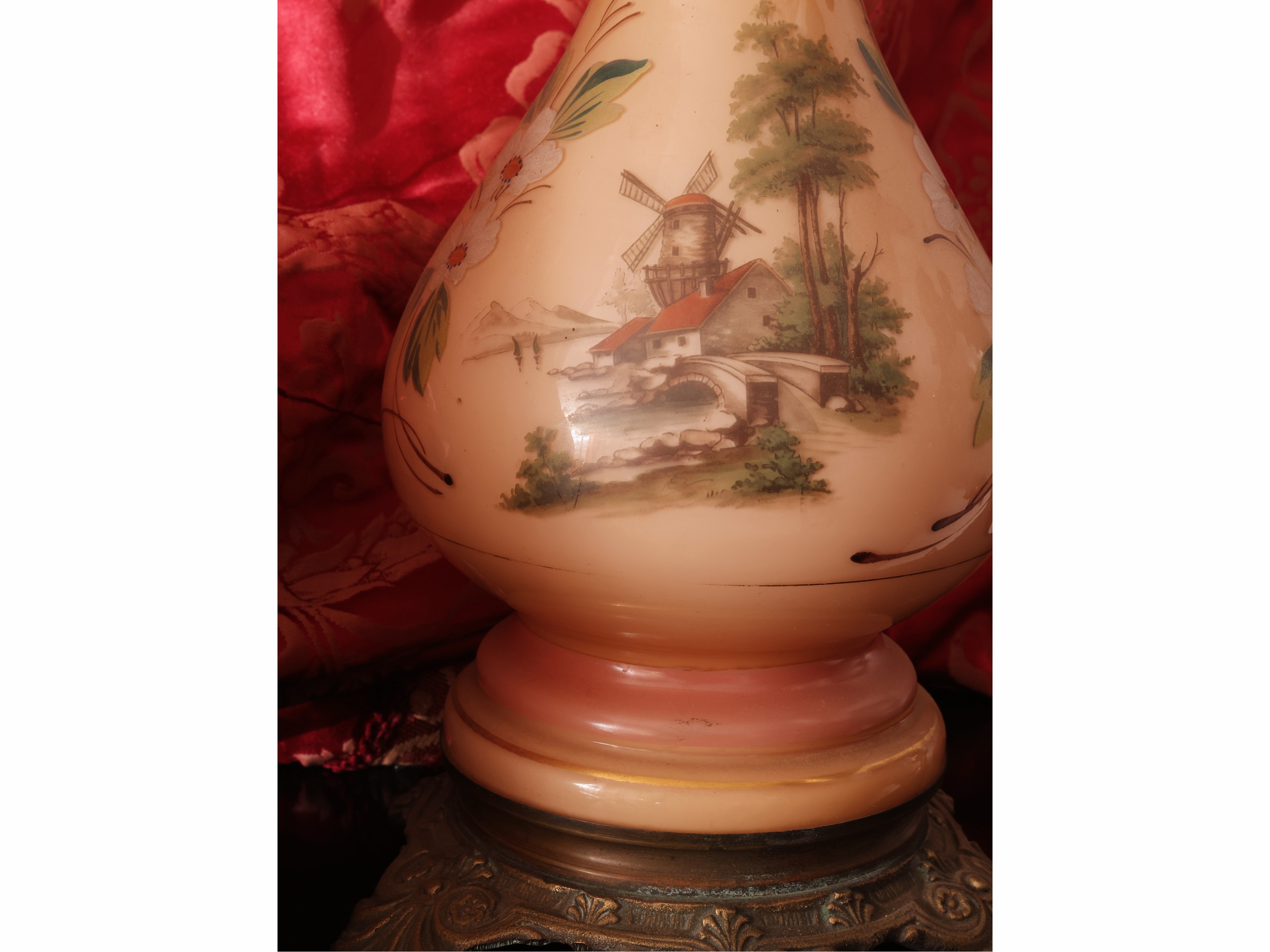 maisonbibelot, Coppia di grandi lumi ad olio in opaline rosa con paesaggio, seconda metà del XIX ...