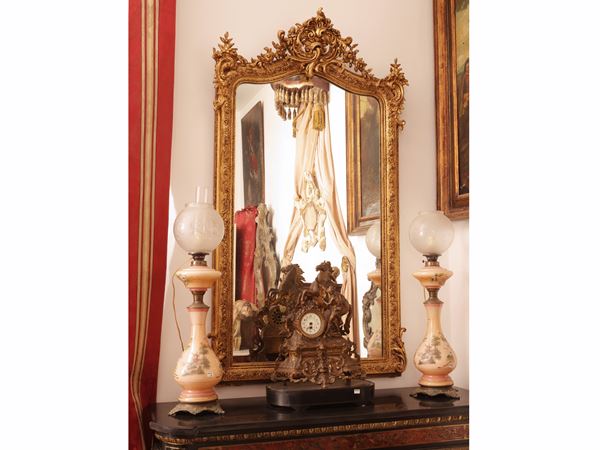 Specchiera con cornice in legno intagliato e pastiglia dorata