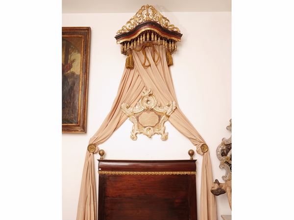 Baldacchino in legno intagliato e dorato