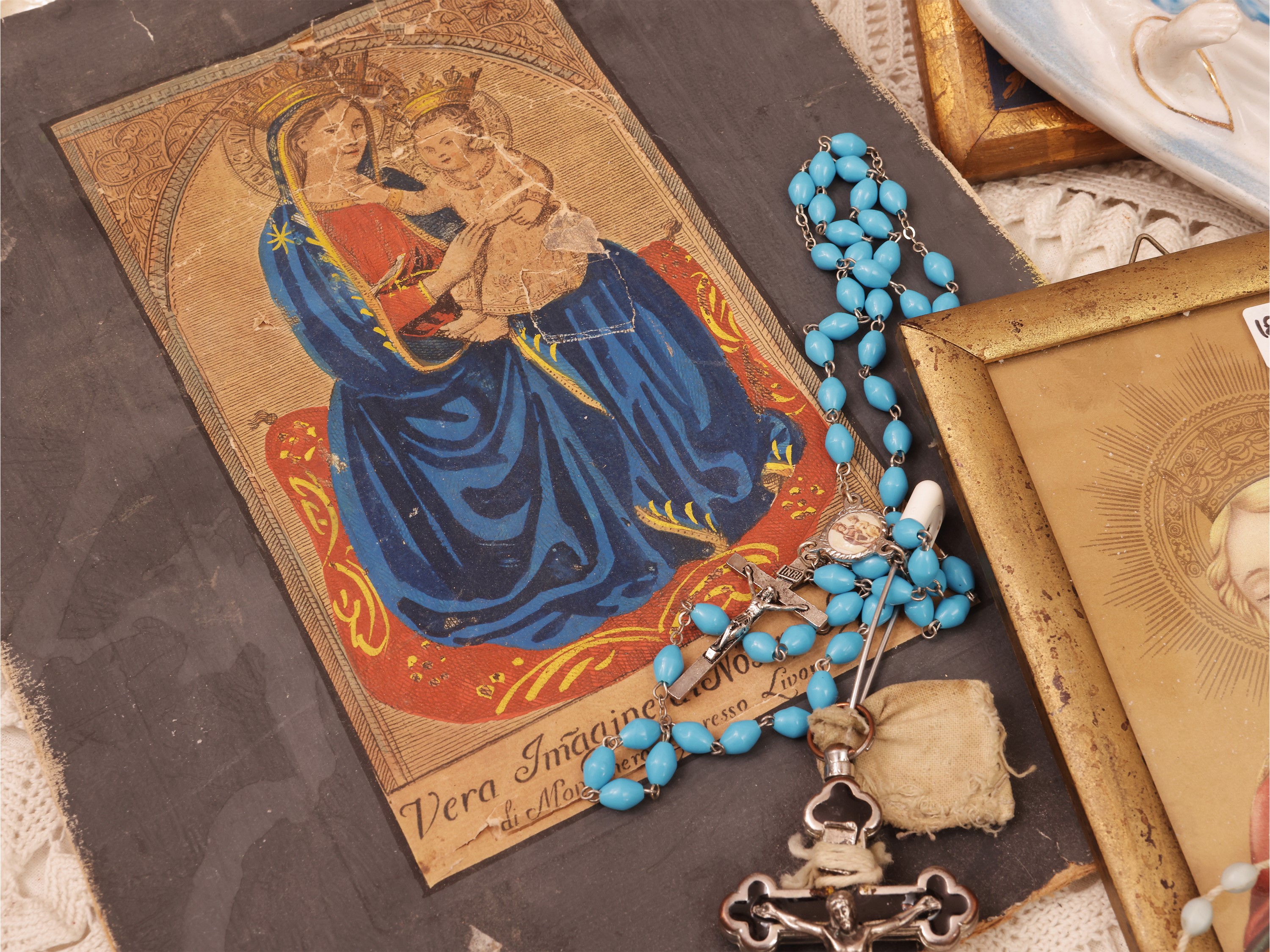 Lotto di curiosità devozionali, piccolo libro di preghiera in velluto con dettagli in ottone e ac...