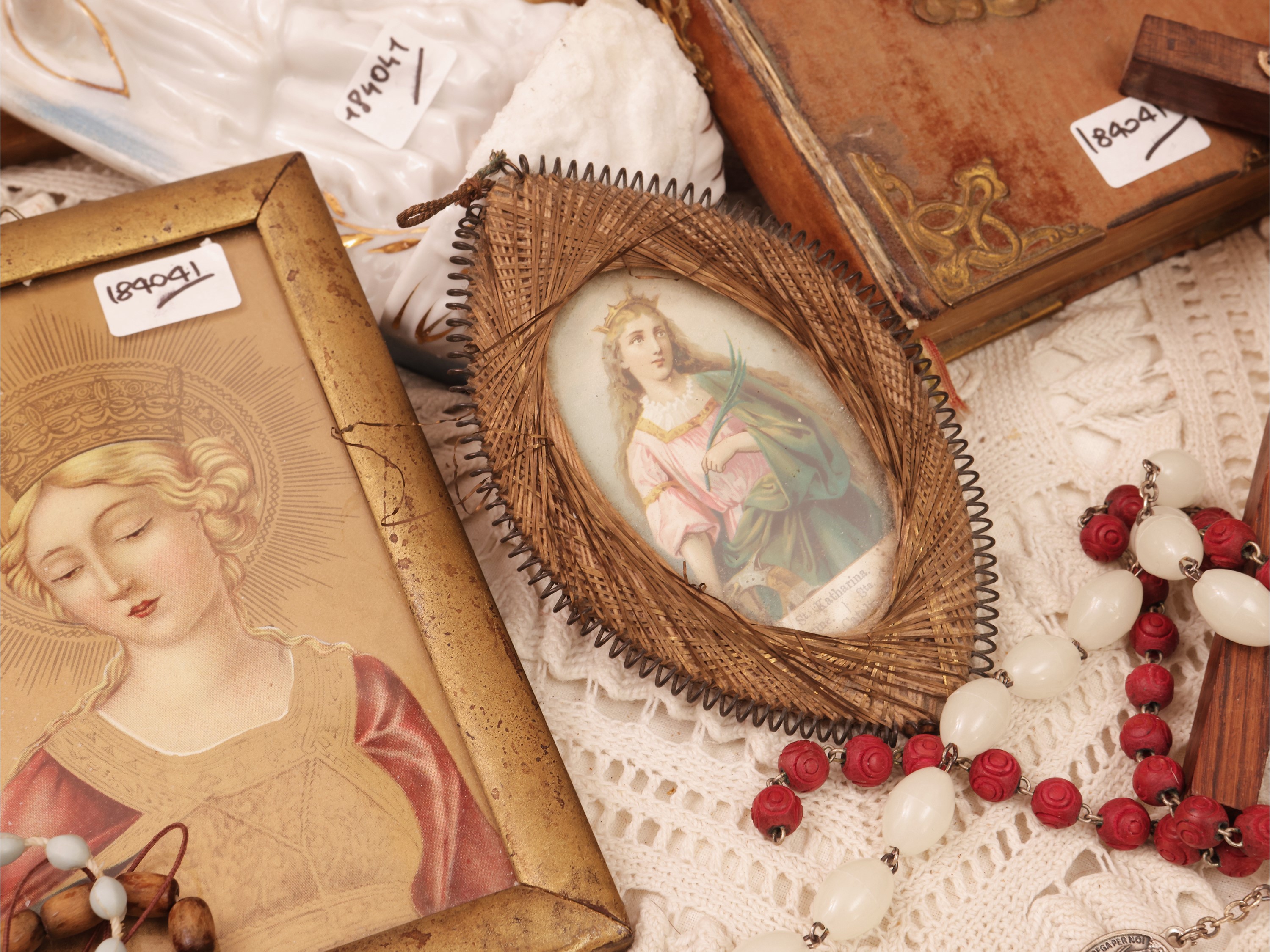 Lotto di curiosità devozionali, piccolo libro di preghiera in velluto con dettagli in ottone e ac...
