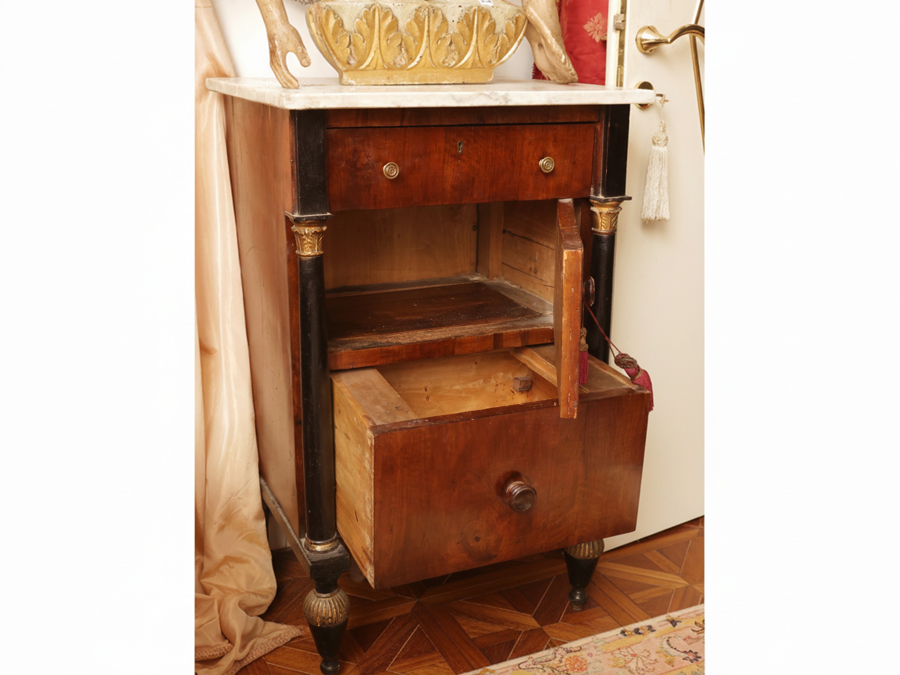 Comodino in mogano impiallacciato, piano in marmo bianco, inizio XIX secolo