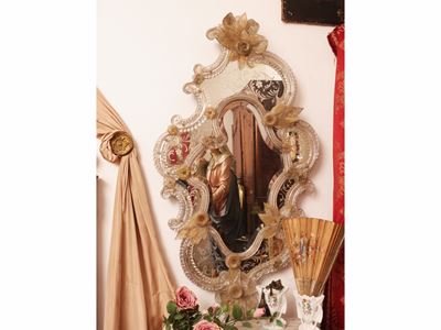 Specchiera in vetro soffiato di Murano, cornice rococò a volute, prima metà del XX secolo
