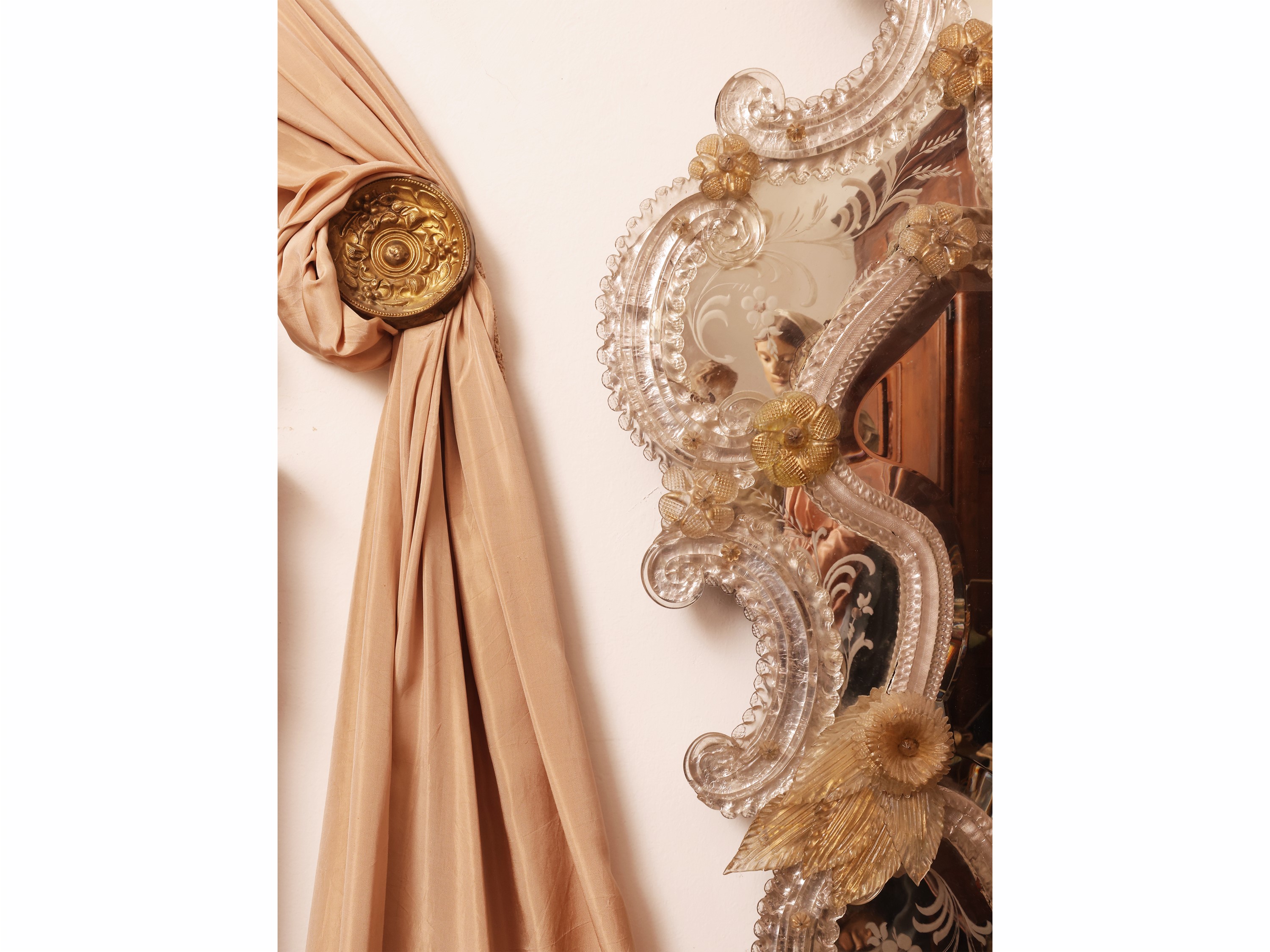 Specchiera in vetro soffiato di Murano, cornice in stile rococò, prima metà del XX secolo