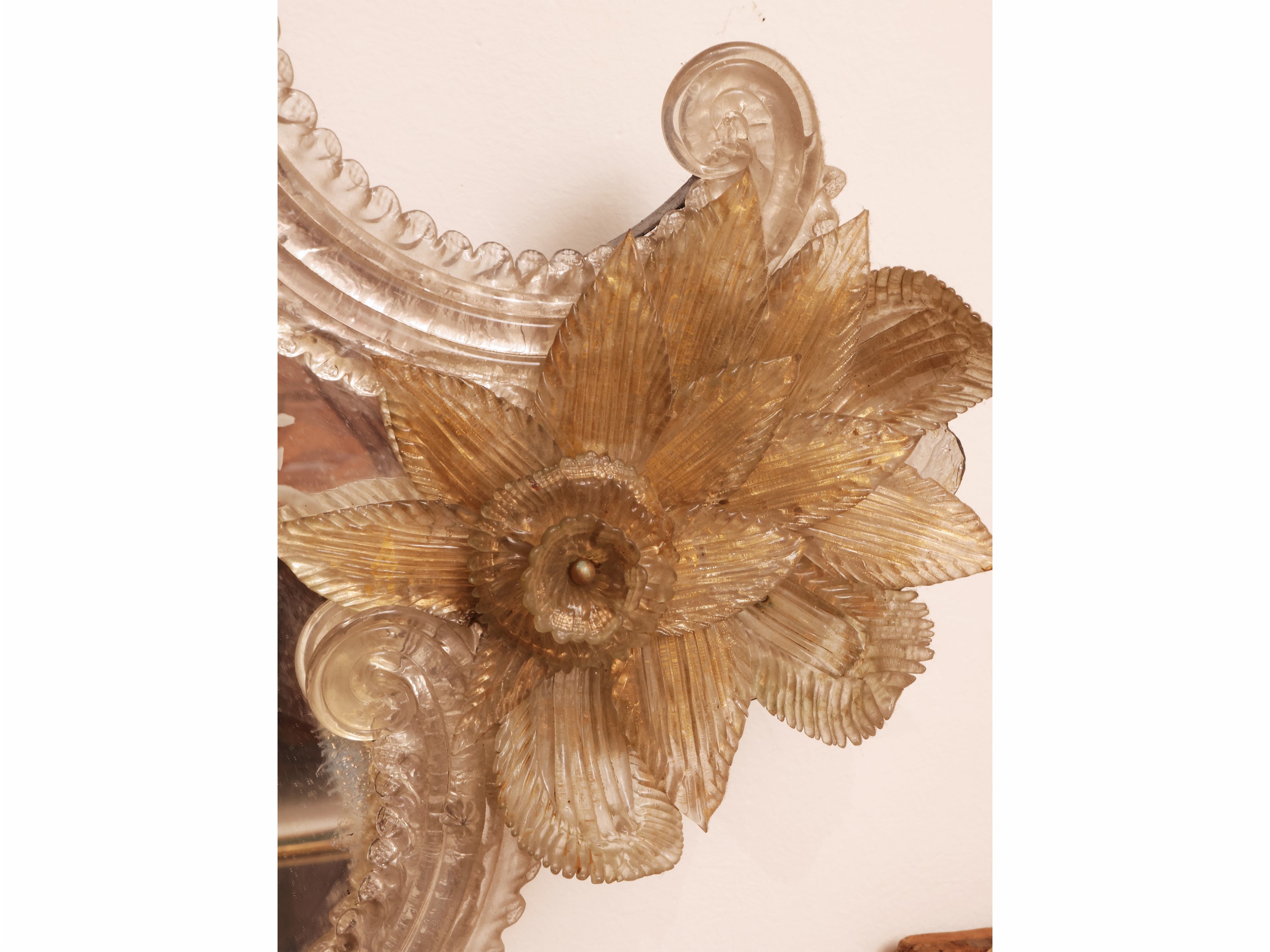 Specchiera in vetro soffiato di Murano, cornice in stile rococò, prima metà del XX secolo