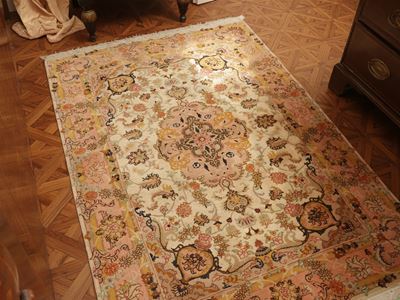 Tappeto caucasico, fondo rosa con decorazione a tralci floreali