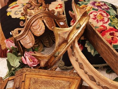Frammenti decorativi, tre elementi in legno intagliato e dorato (XIX/XX secolo)