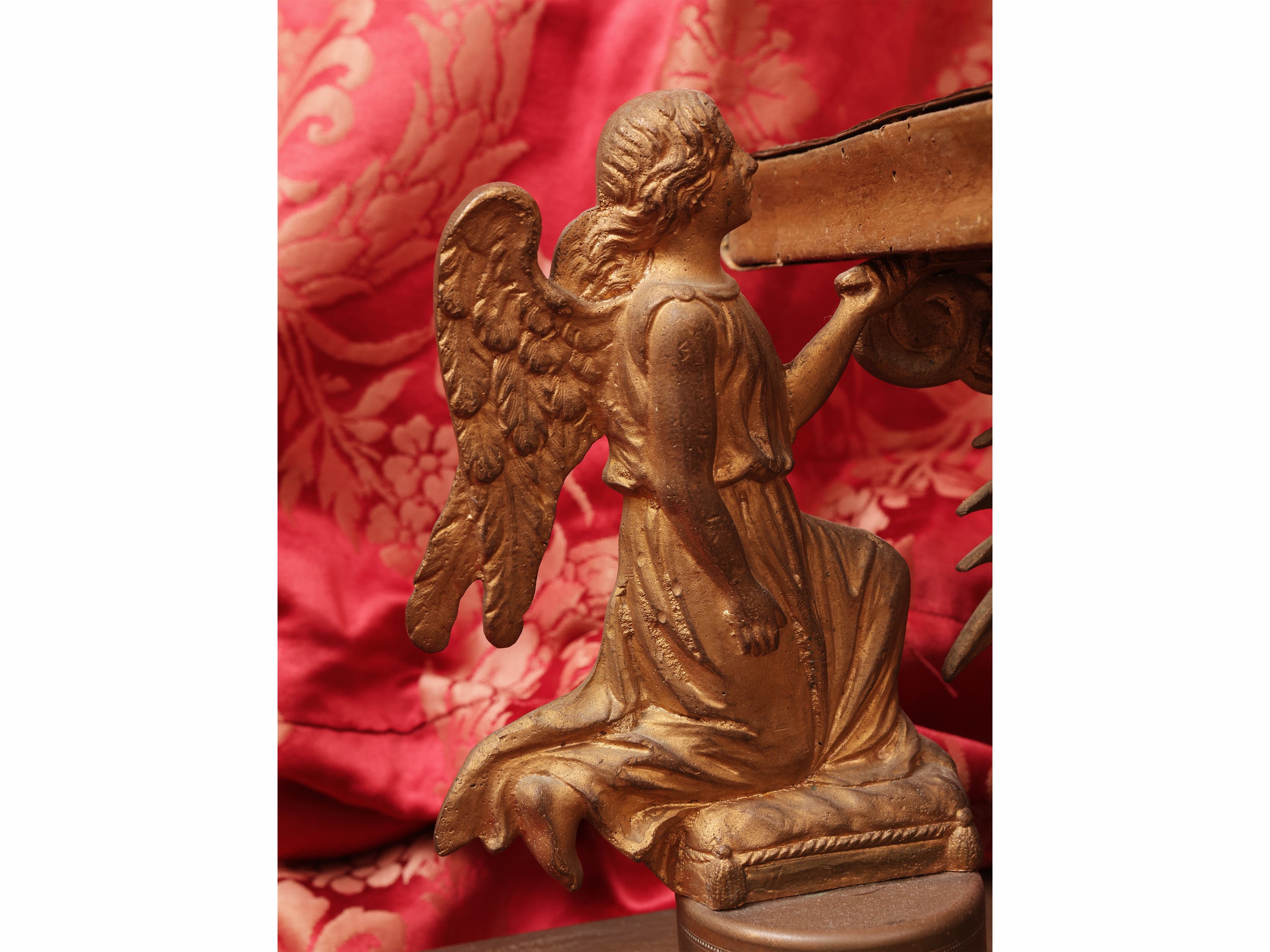 Tronetto per esposizione eucaristica, legno rivestito in metallo con coppia di angeli