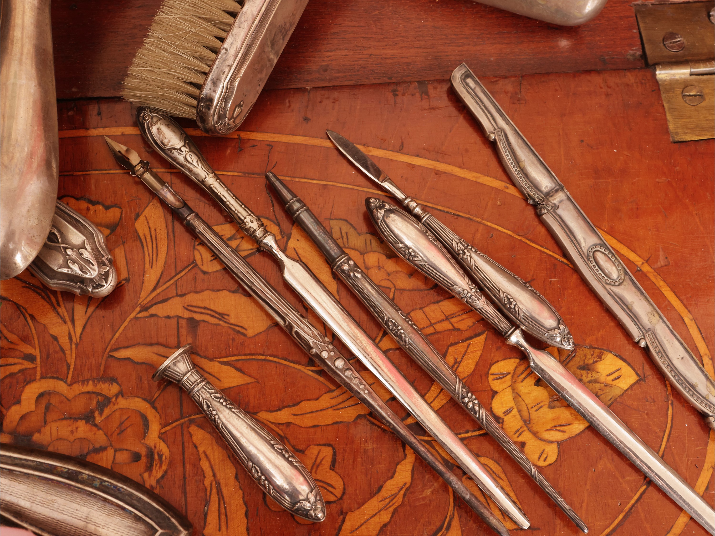 Assortimento di accessori da toilette, articoli rivestiti in argento (set diversi)