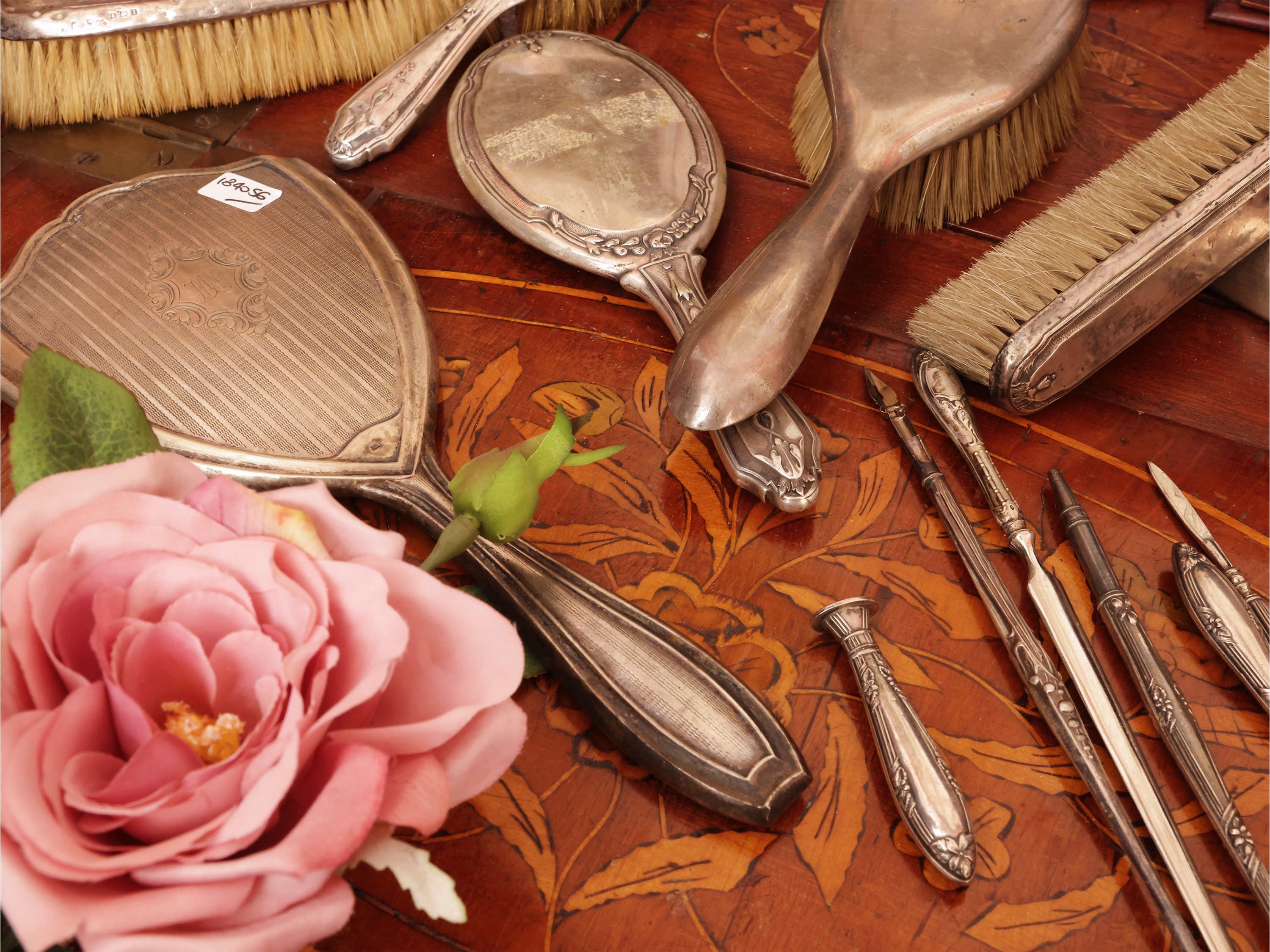 Assortimento di accessori da toilette, articoli rivestiti in argento (set diversi)