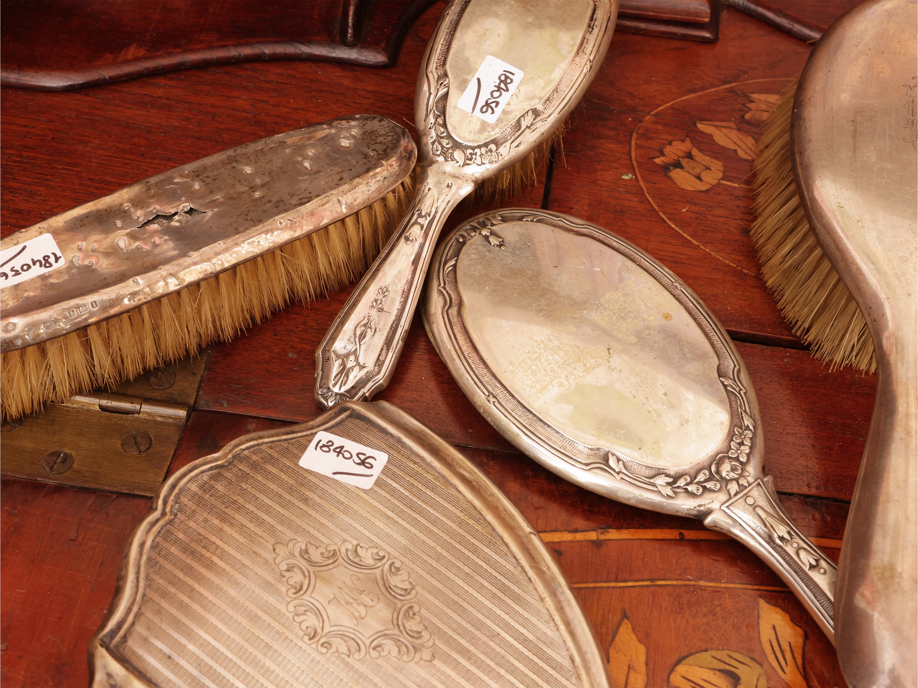 Assortimento di accessori da toilette, articoli rivestiti in argento (set diversi)