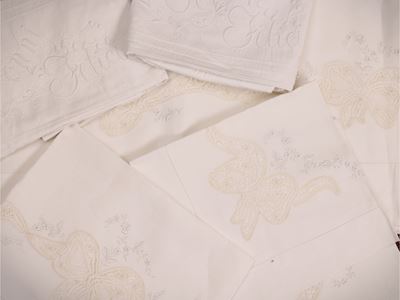 Emilia Bellini, Set di lenzuola matrimoniali in lino bianco ricamato e intarsiato