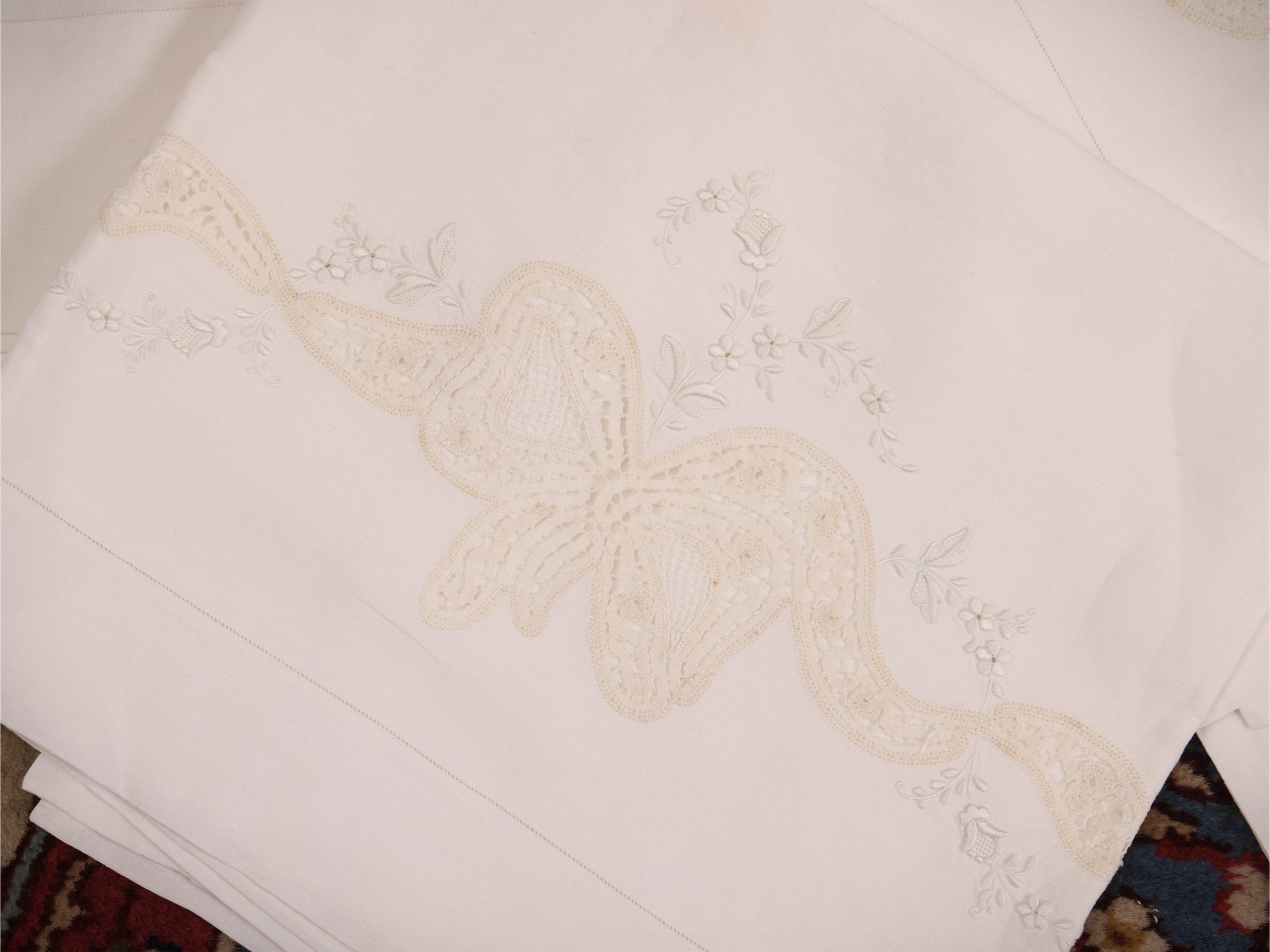 Emilia Bellini, Set di lenzuola matrimoniali in lino bianco ricamato e intarsiato