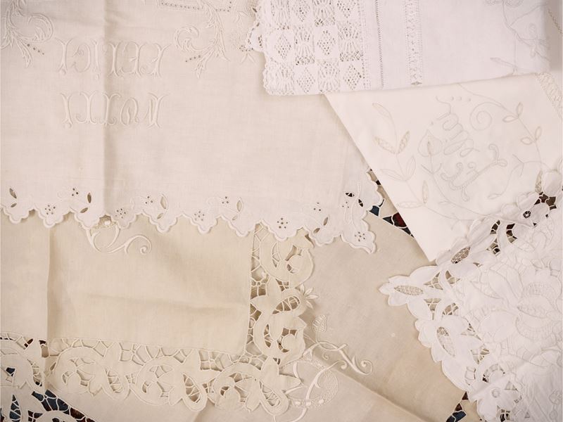 Assortimento di biancheria da letto in lino ricamato: copricuscini, federe e copriletti