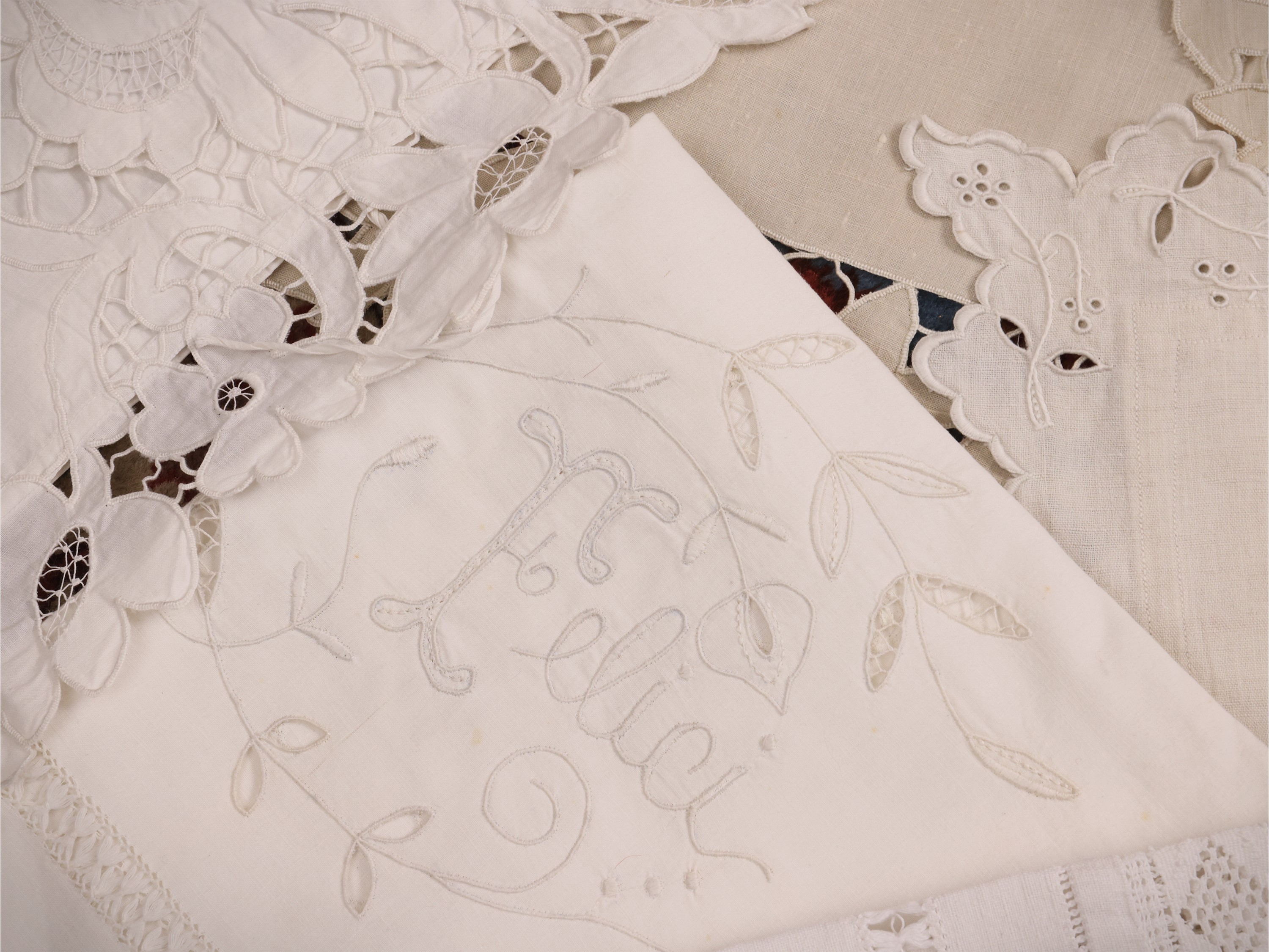 Assortimento di biancheria da letto in lino ricamato: copricuscini, federe e copriletti