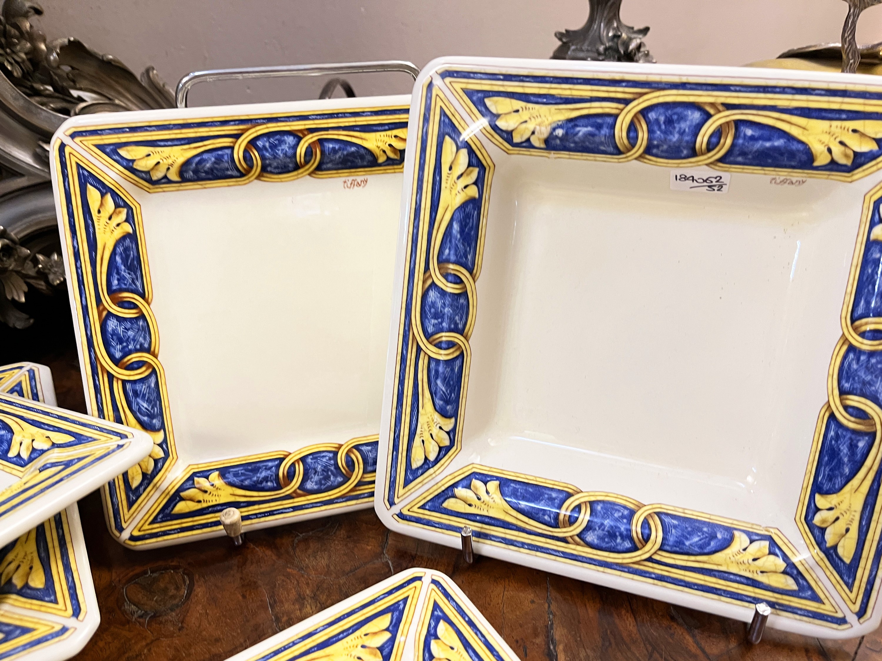 Servizio da tavola in ceramica, modello “Tiffany Boutique” (decorazione a volute e girali)