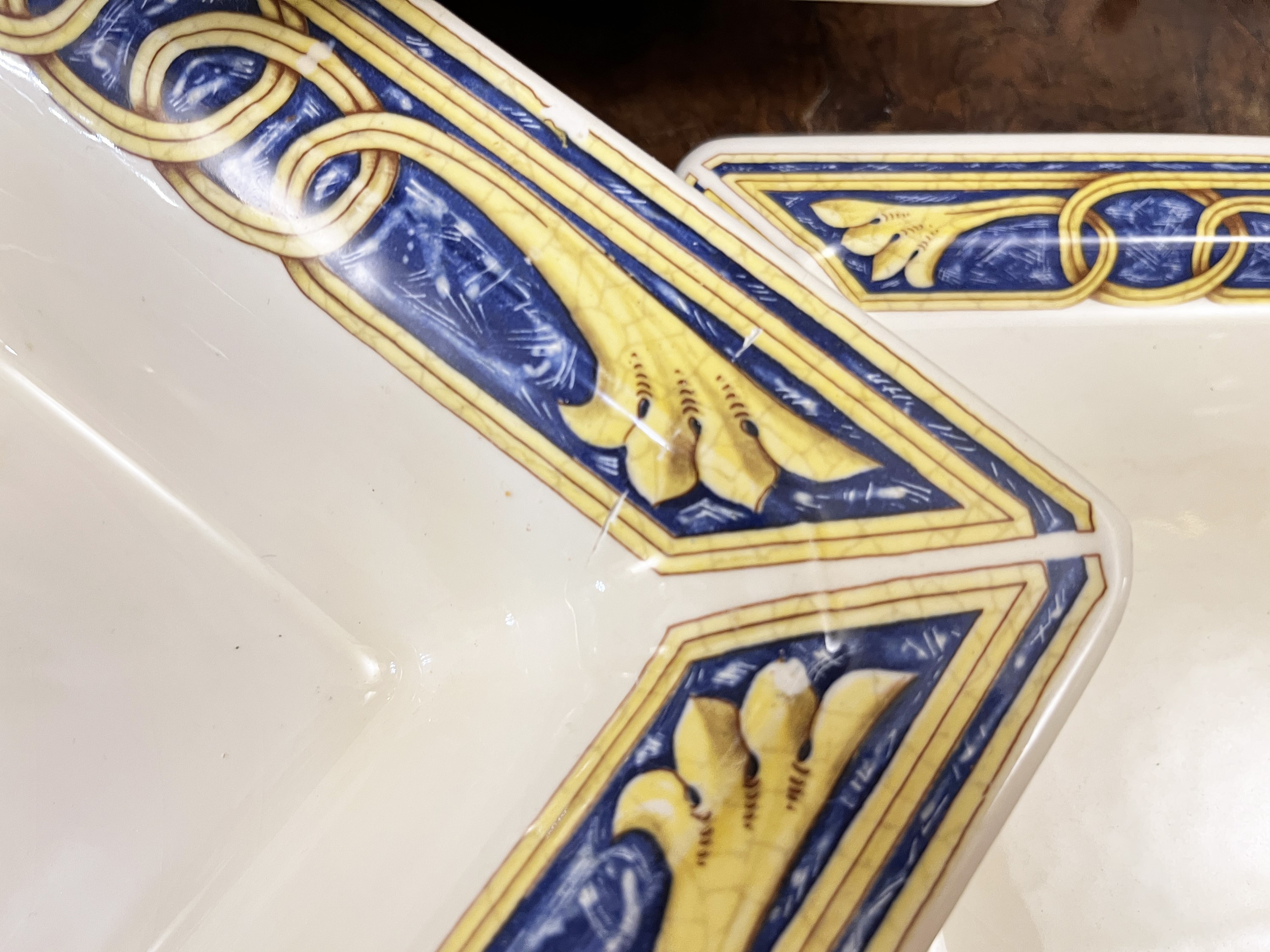 Servizio da tavola in ceramica, modello “Tiffany Boutique” (decorazione a volute e girali)