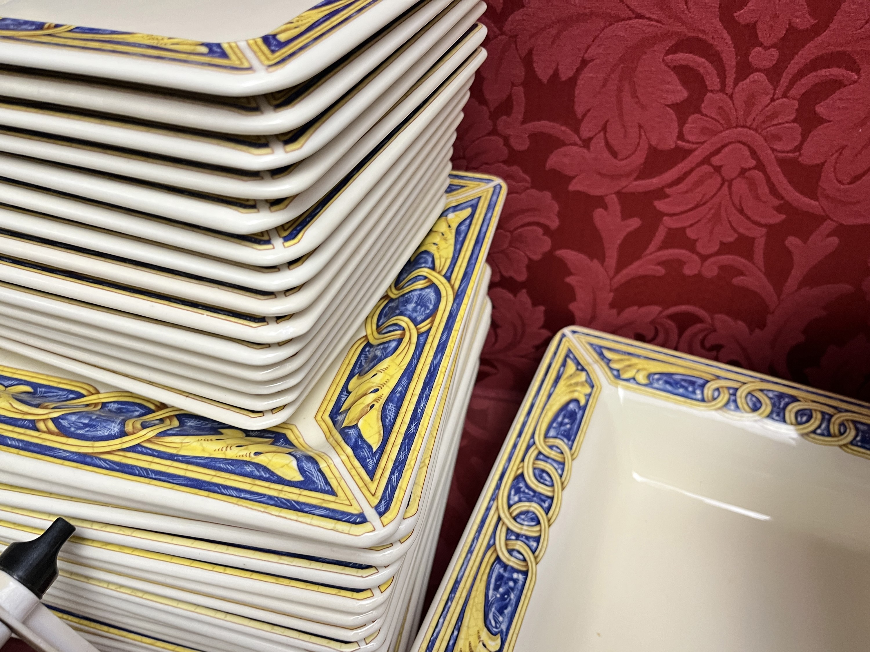 Servizio da tavola in ceramica, modello “Tiffany Boutique” (decorazione a volute e girali)