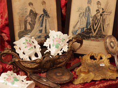 Curiosità d’epoca, set da toilette rilegato in argento, due stampe di moda e calamaio in metallo ...