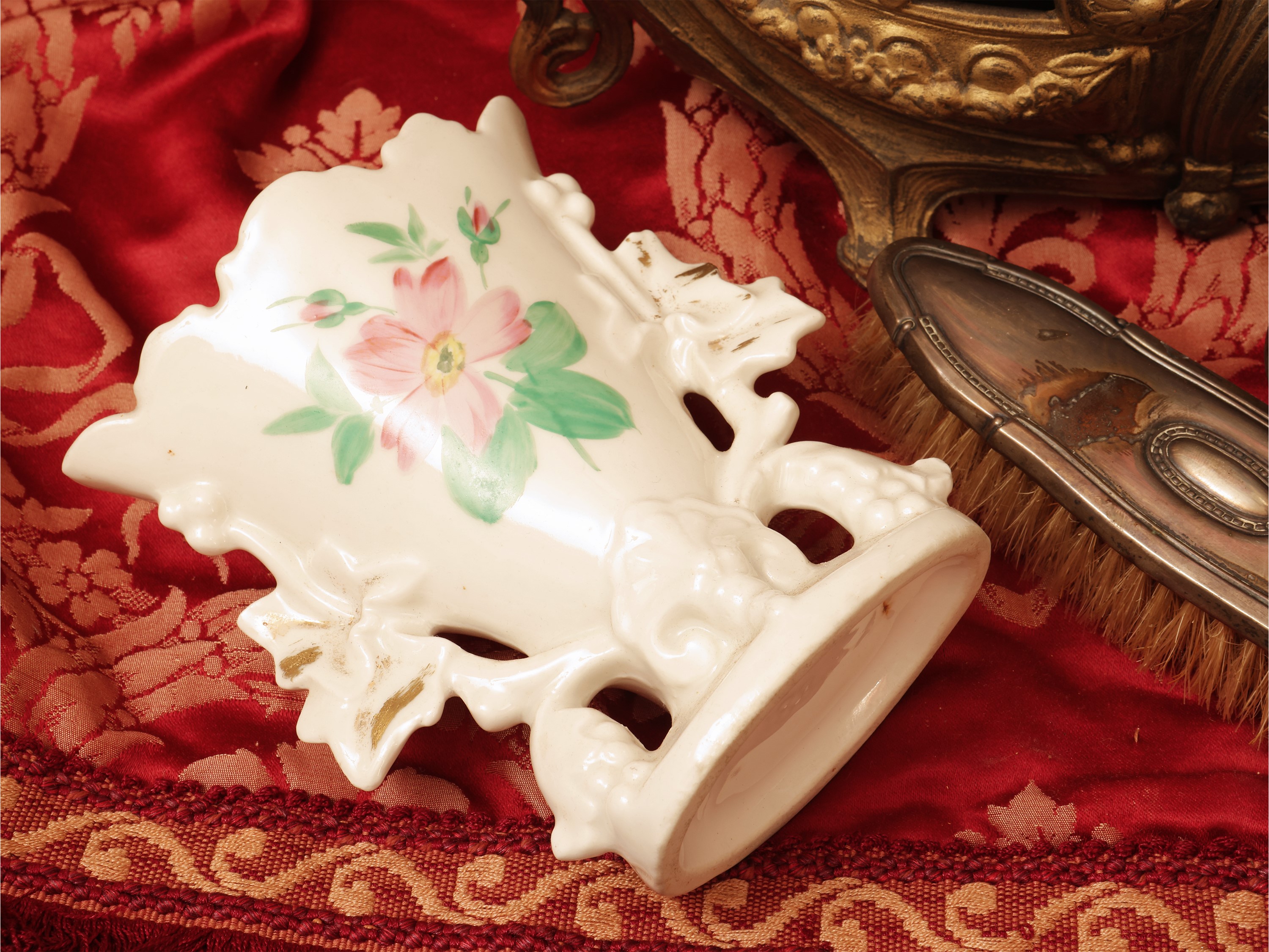 Curiosità d’epoca, XIX/XX secolo: set da toilette in argento, stampe di moda e calamaio in metall...