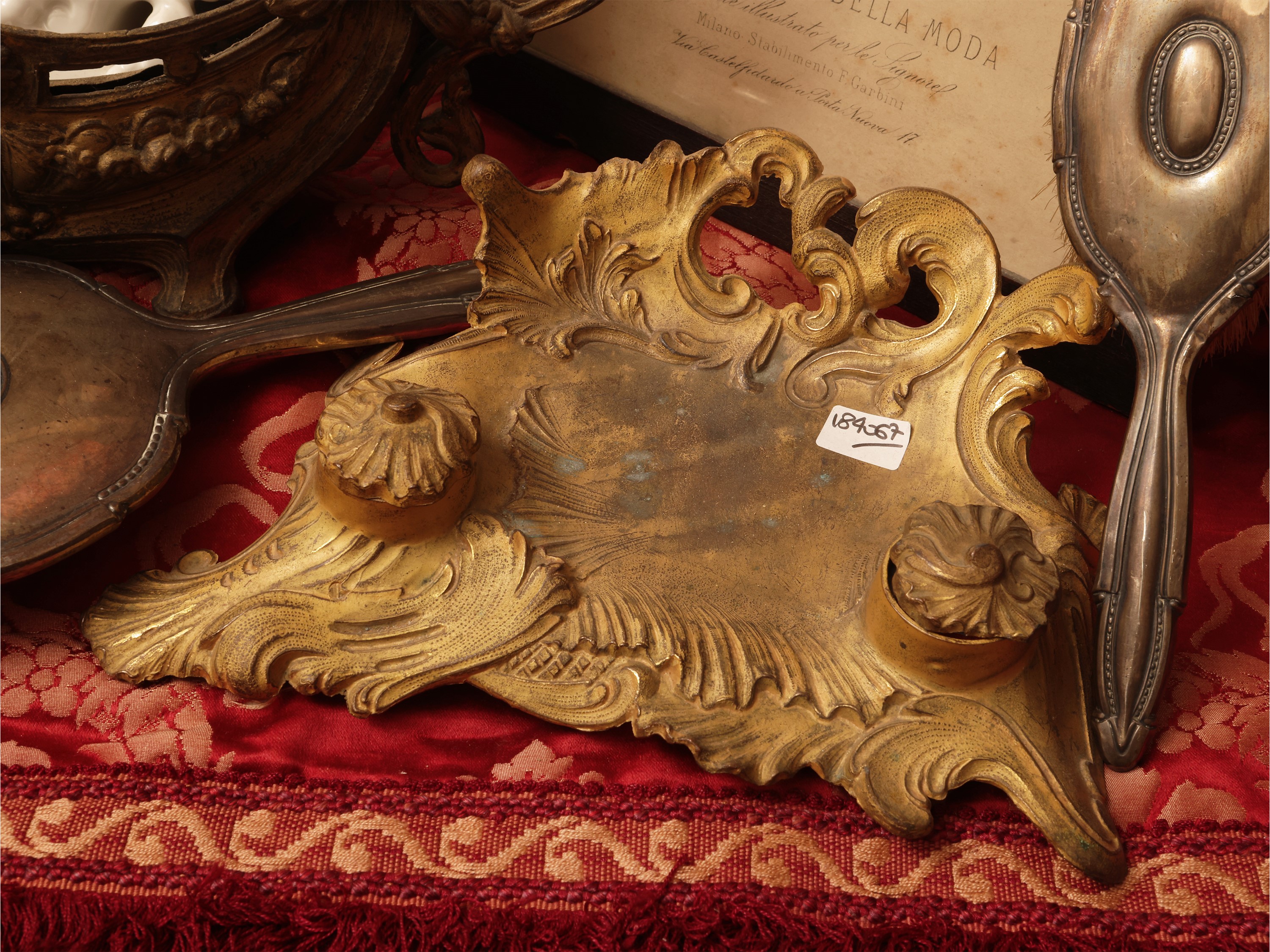 Curiosità d’epoca, XIX/XX secolo: set da toilette in argento, stampe di moda e calamaio in metall...
