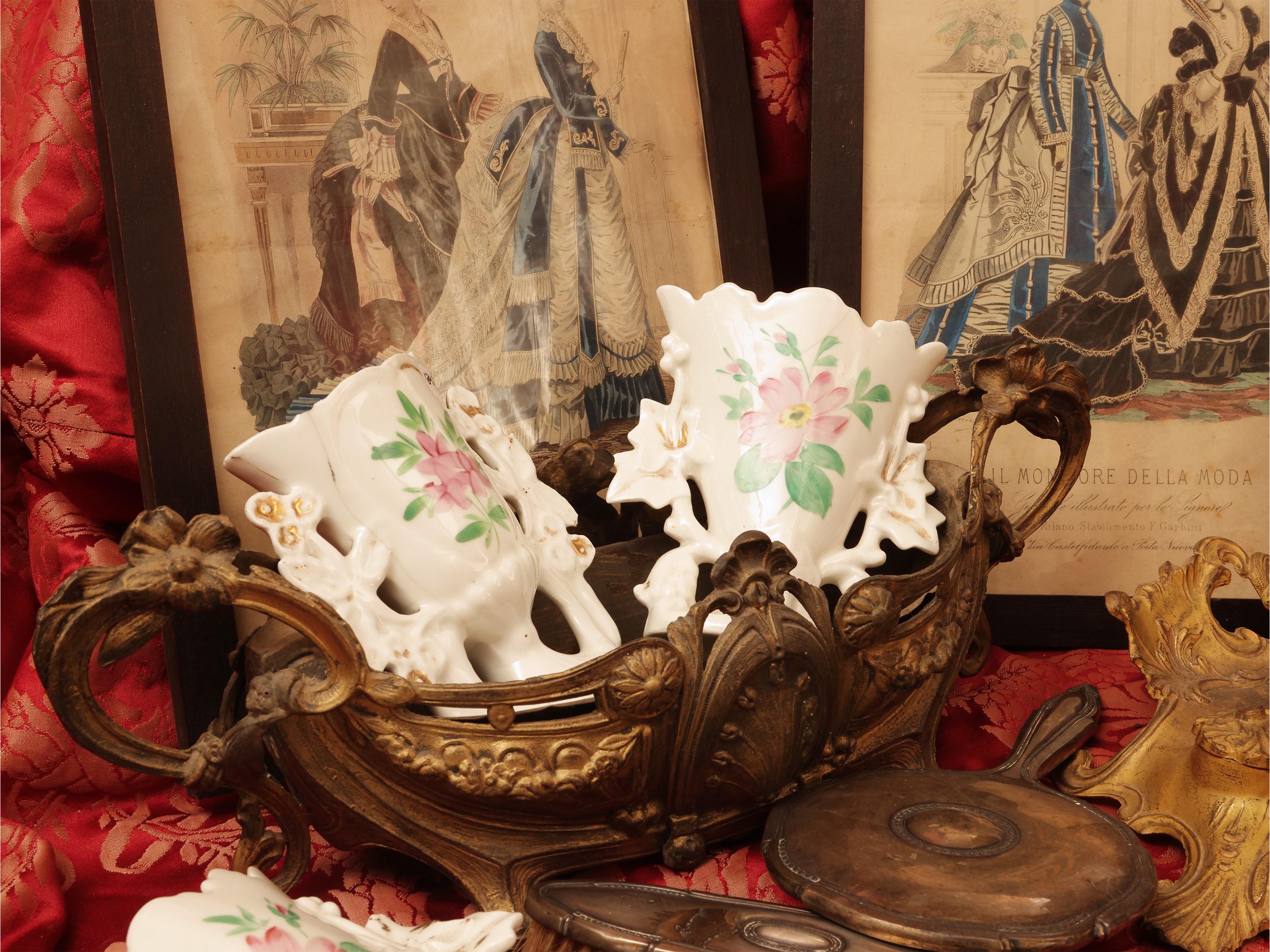 Curiosità d’epoca, XIX/XX secolo: set da toilette in argento, stampe di moda e calamaio in metall...