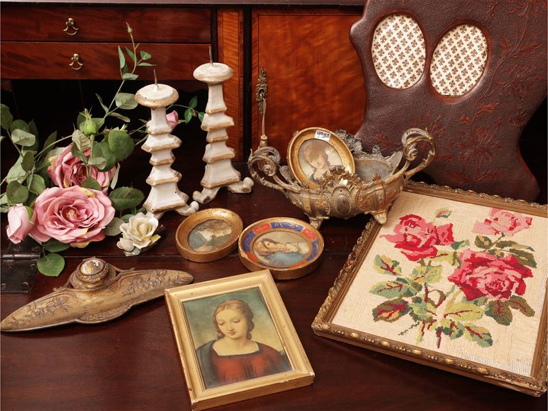 Miscellanea di curiosità d’epoca, cornice portaritratti in cuoio rosso e accessori decorativi (XI...