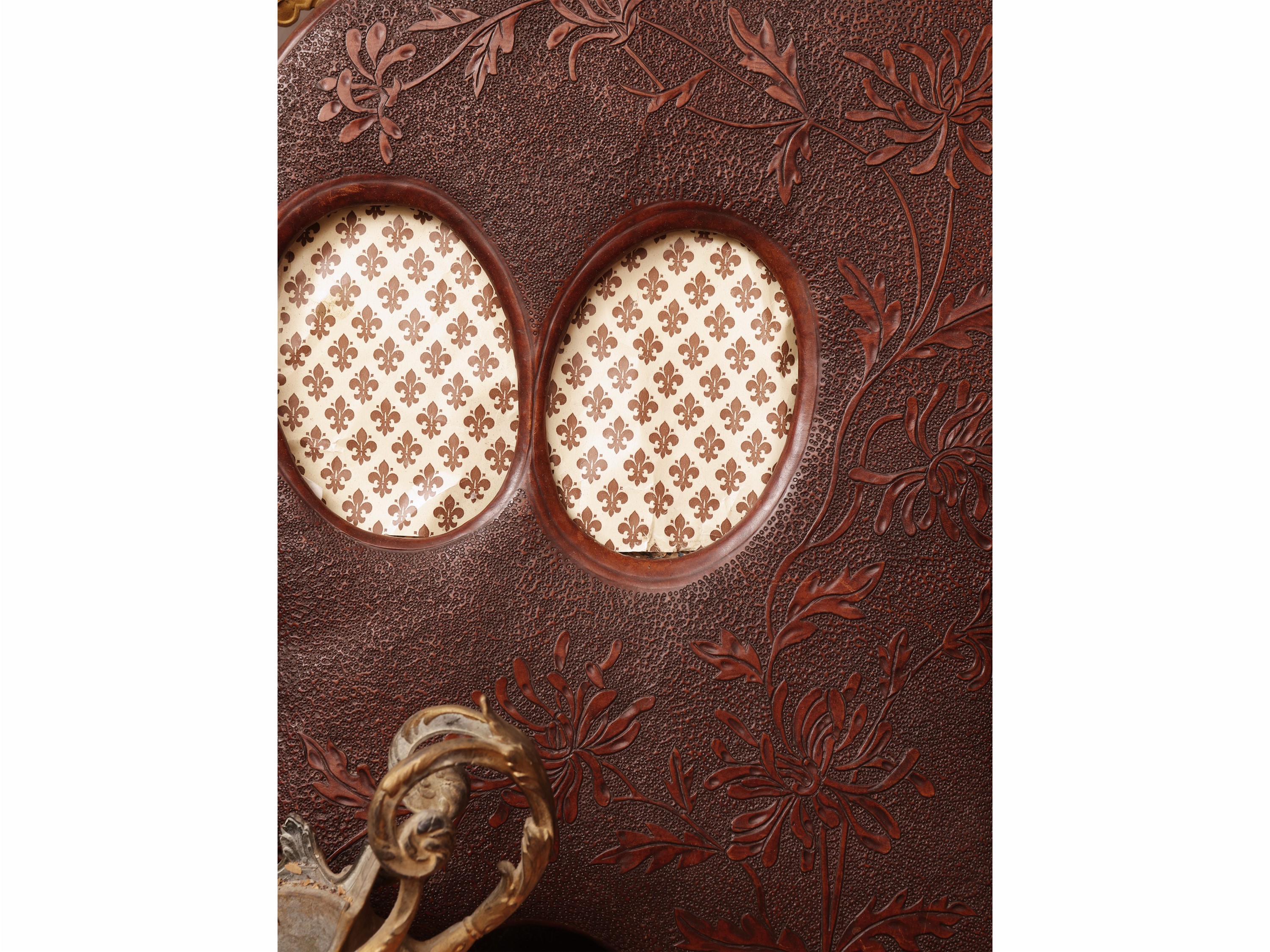 Miscellanea di curiosità d’epoca, cornice portaritratti in cuoio rosso e accessori decorativi (XI...